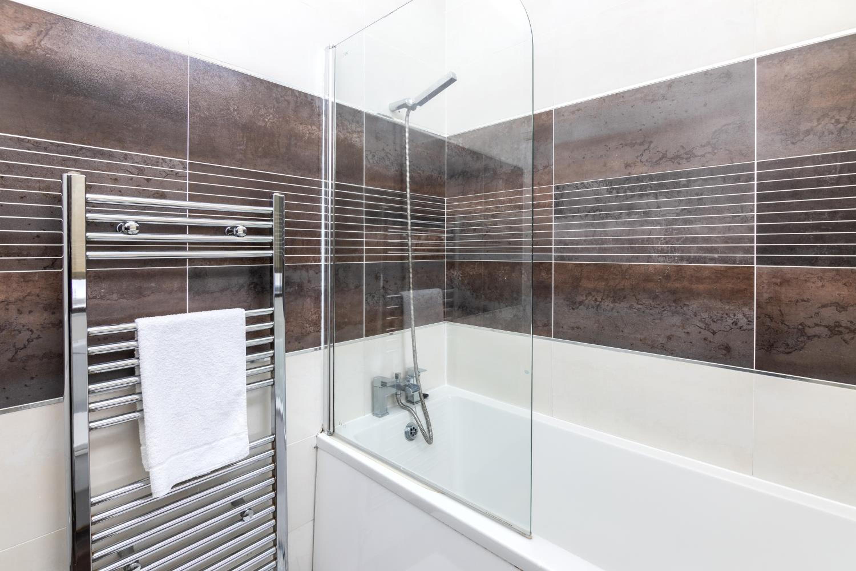 Newly Furnished Close to City Centre in Leeds with Secure Parking