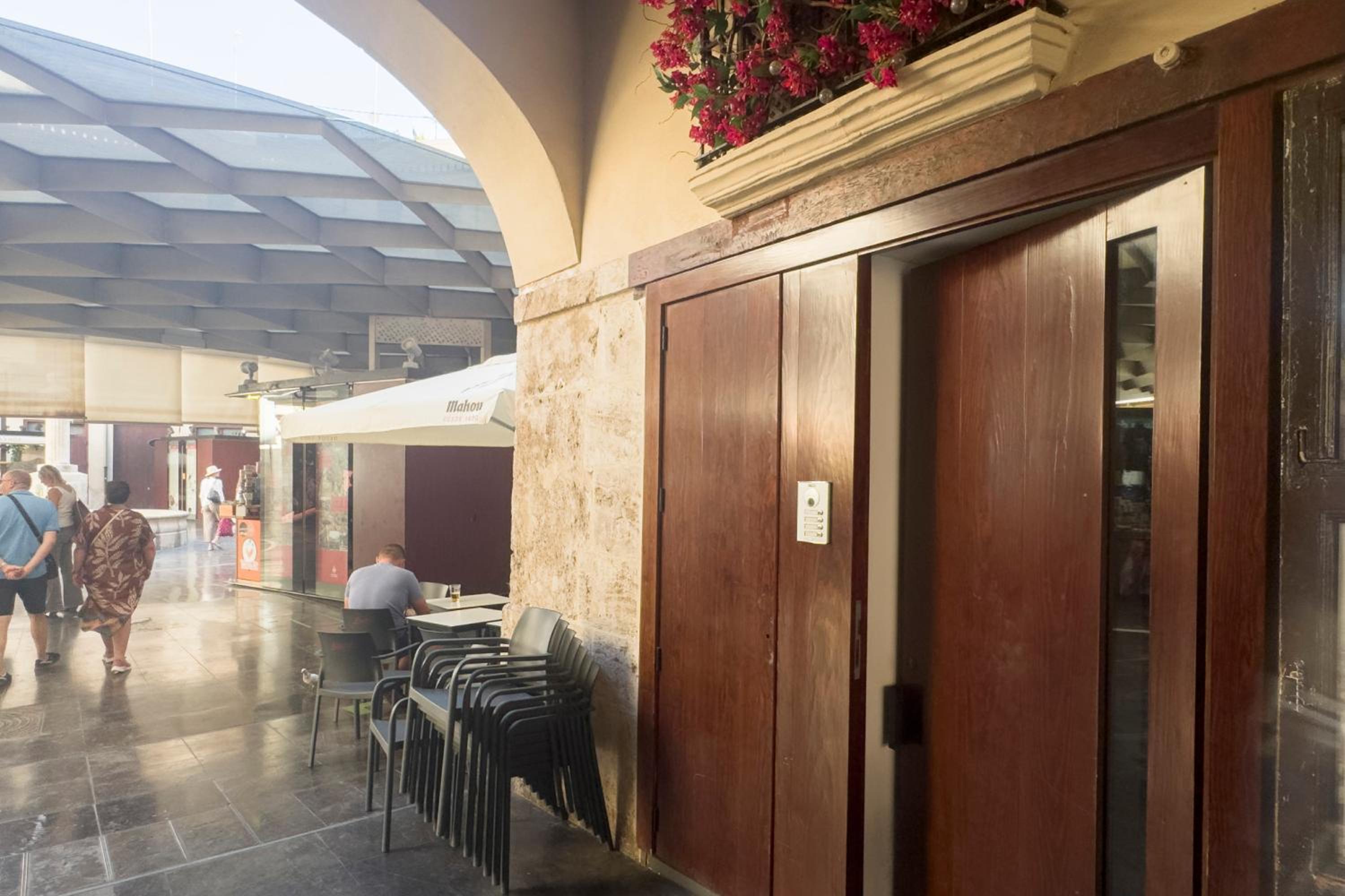 SingularStays Plaza Redonda II