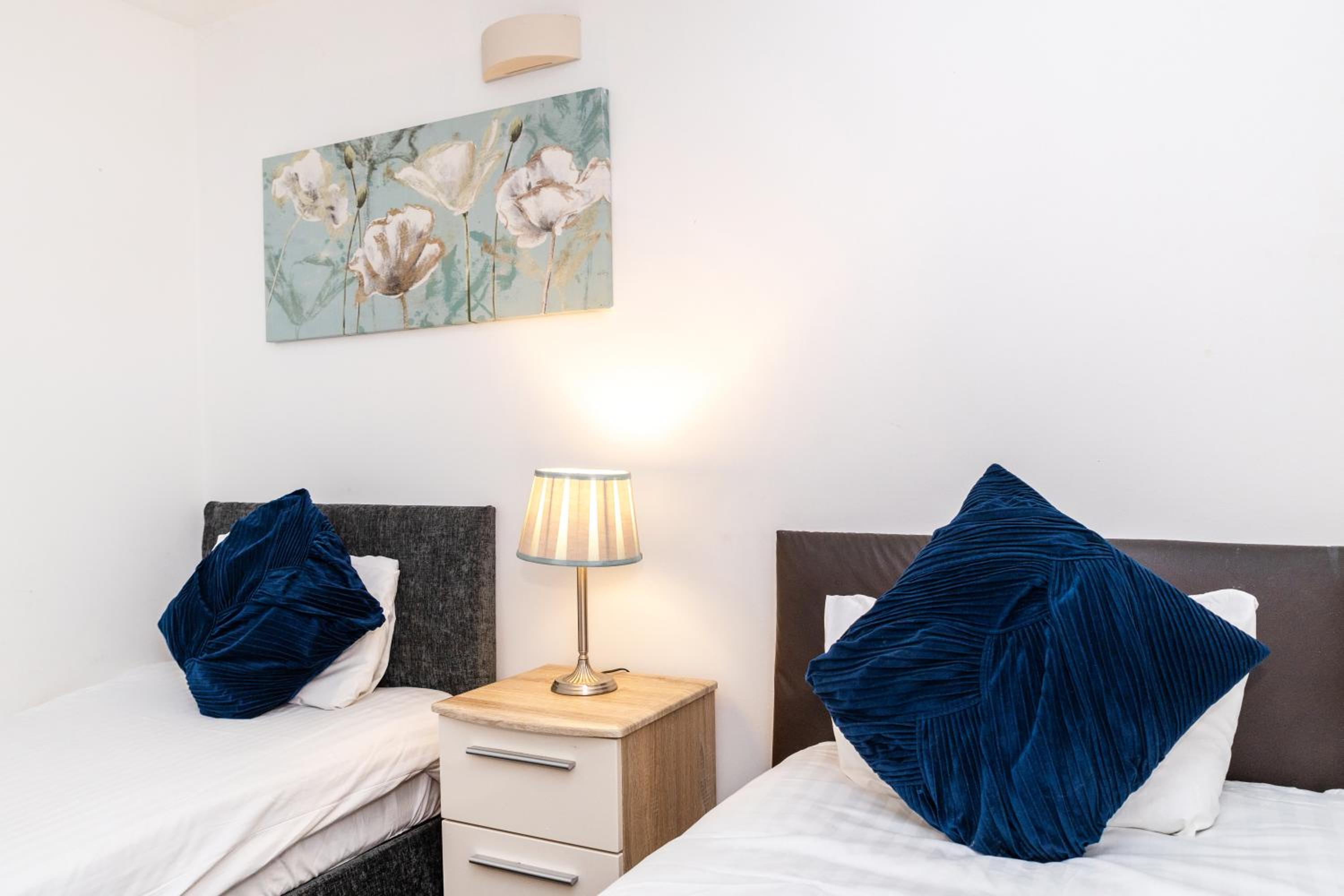 Spacious Apartment Close To City Centre with Secure Parking view 2