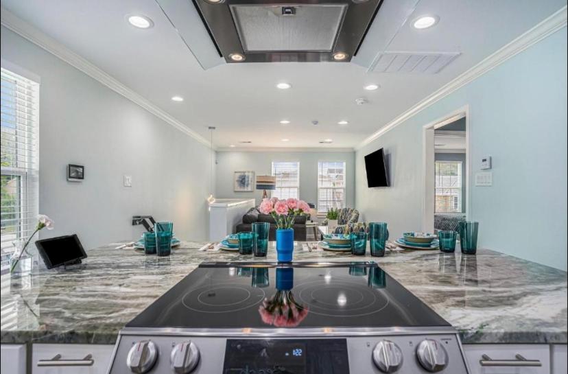 Luxury Family Combo Retreat Sleeps 12 - Two New Modern Villas Exclusively Furnished - Shared BBQ Backyard view 3