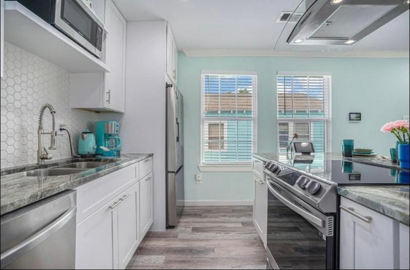 Luxury Family Combo Retreat Sleeps 12 - Two New Modern Villas Exclusively Furnished - Shared BBQ Backyard view 4