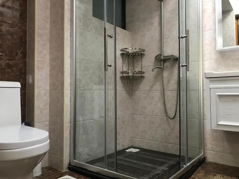 1 Br Gretchen leafy home-with view & sunset, gym, parking, Wifi, hairdryer, washing machine view 4