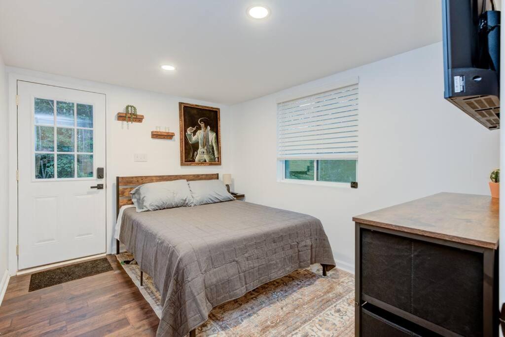Sleeps 5-6 Near RRG-Hot Tub-Nice Sunrise-Quiet