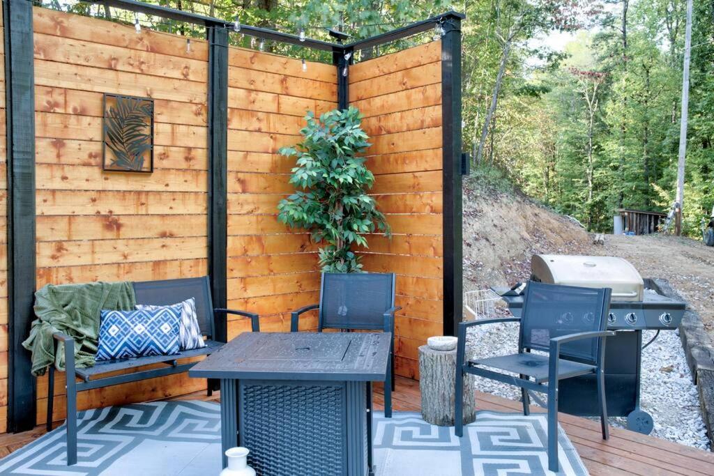 Sleeps 5-6 Near RRG-Hot Tub-Nice Sunrise-Quiet