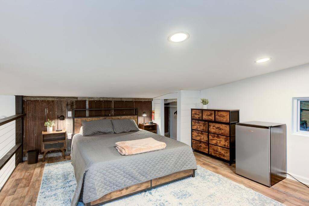 Sleeps 5-6 Near RRG-Hot Tub-Nice Sunrise-Quiet