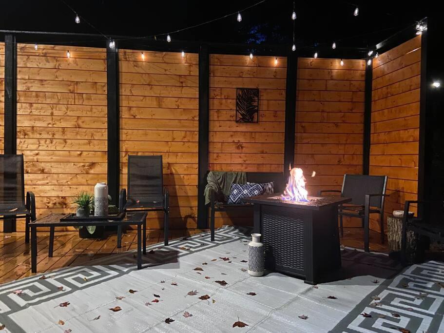 Sleeps 5-6 Near RRG-Hot Tub-Nice Sunrise-Quiet
