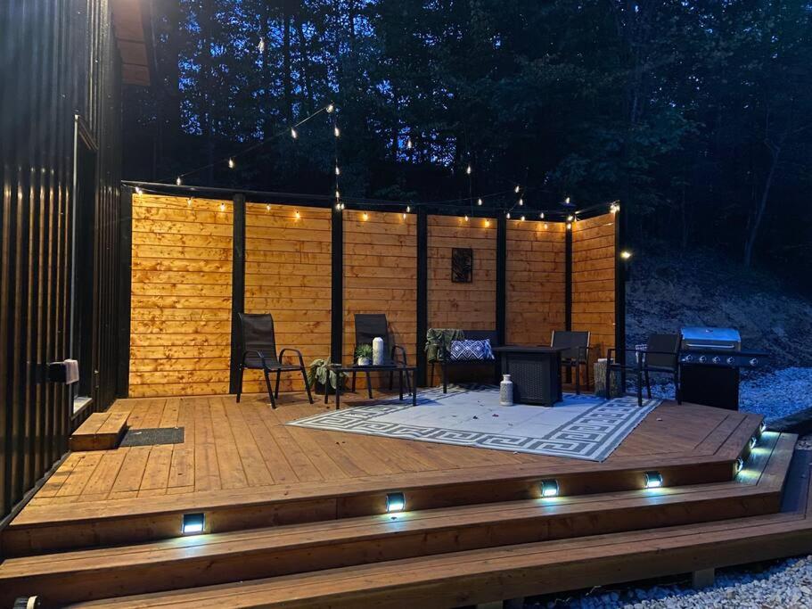 Sleeps 5-6 Near RRG-Hot Tub-Nice Sunrise-Quiet