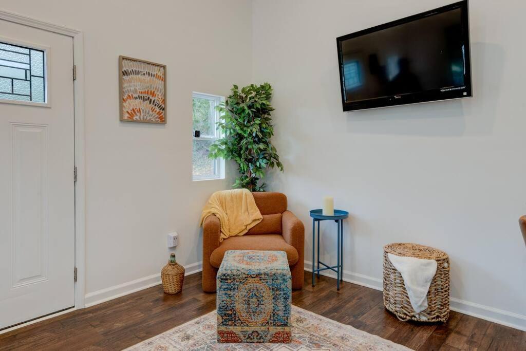 Sleeps 5-6 Near RRG-Hot Tub-Nice Sunrise-Quiet