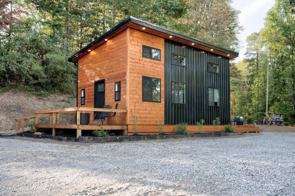Sleeps 5-6 Near RRG-Hot Tub-Nice Sunrise-Quiet