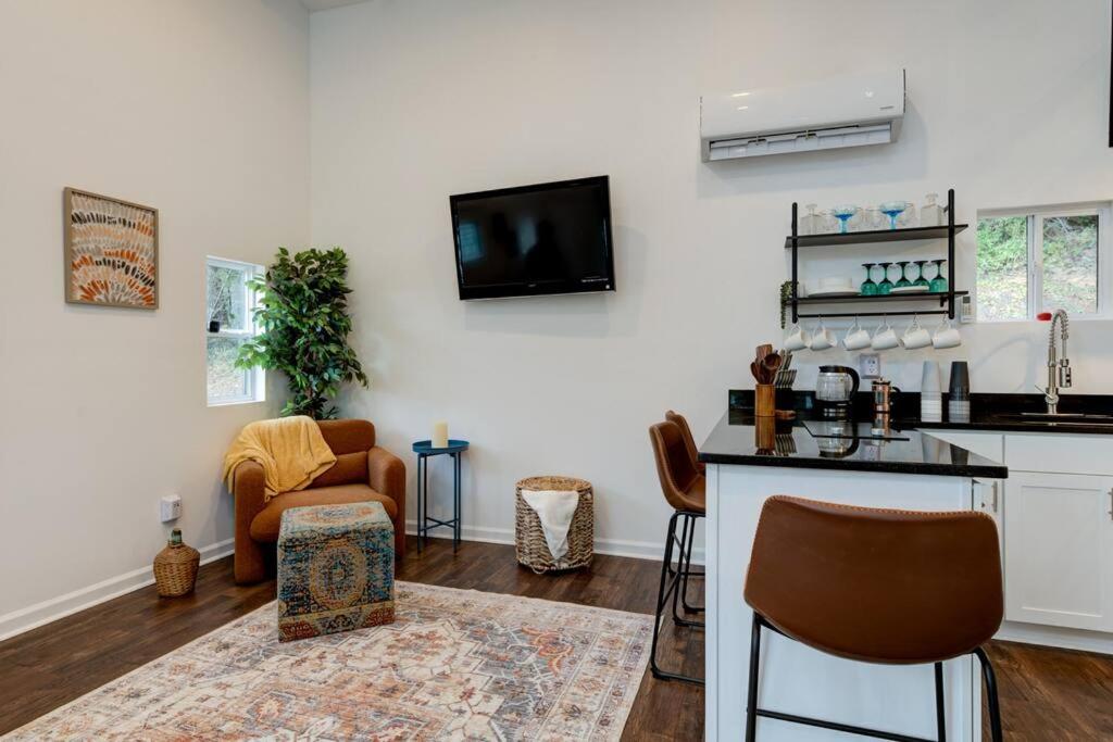 Sleeps 5-6 Near RRG-Hot Tub-Nice Sunrise-Quiet
