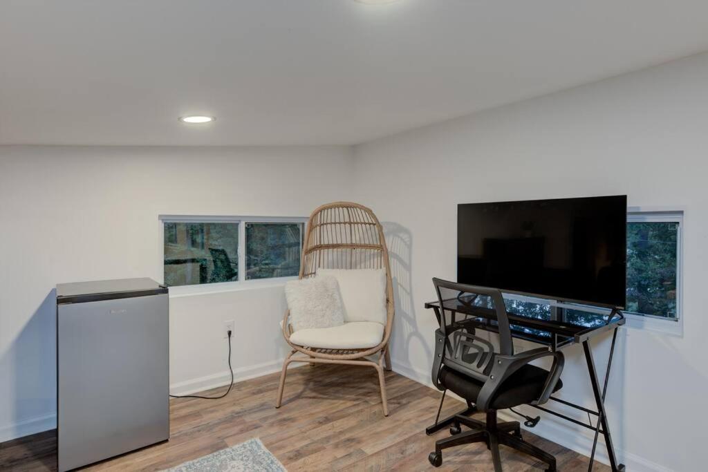 Sleeps 5-6 Near RRG-Hot Tub-Nice Sunrise-Quiet
