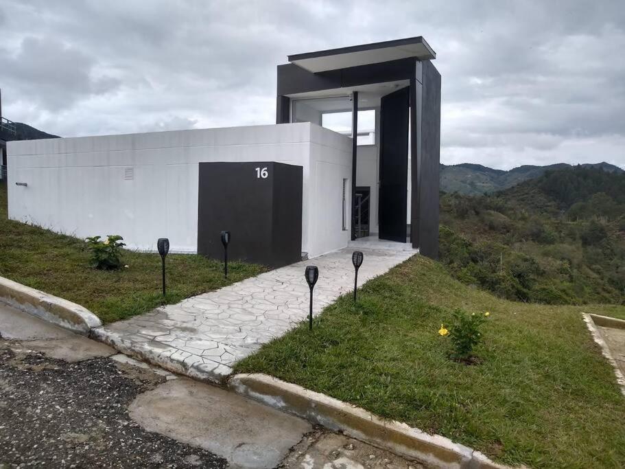 Mountain Home Close to Guatape Pueblo With Jacuzzi