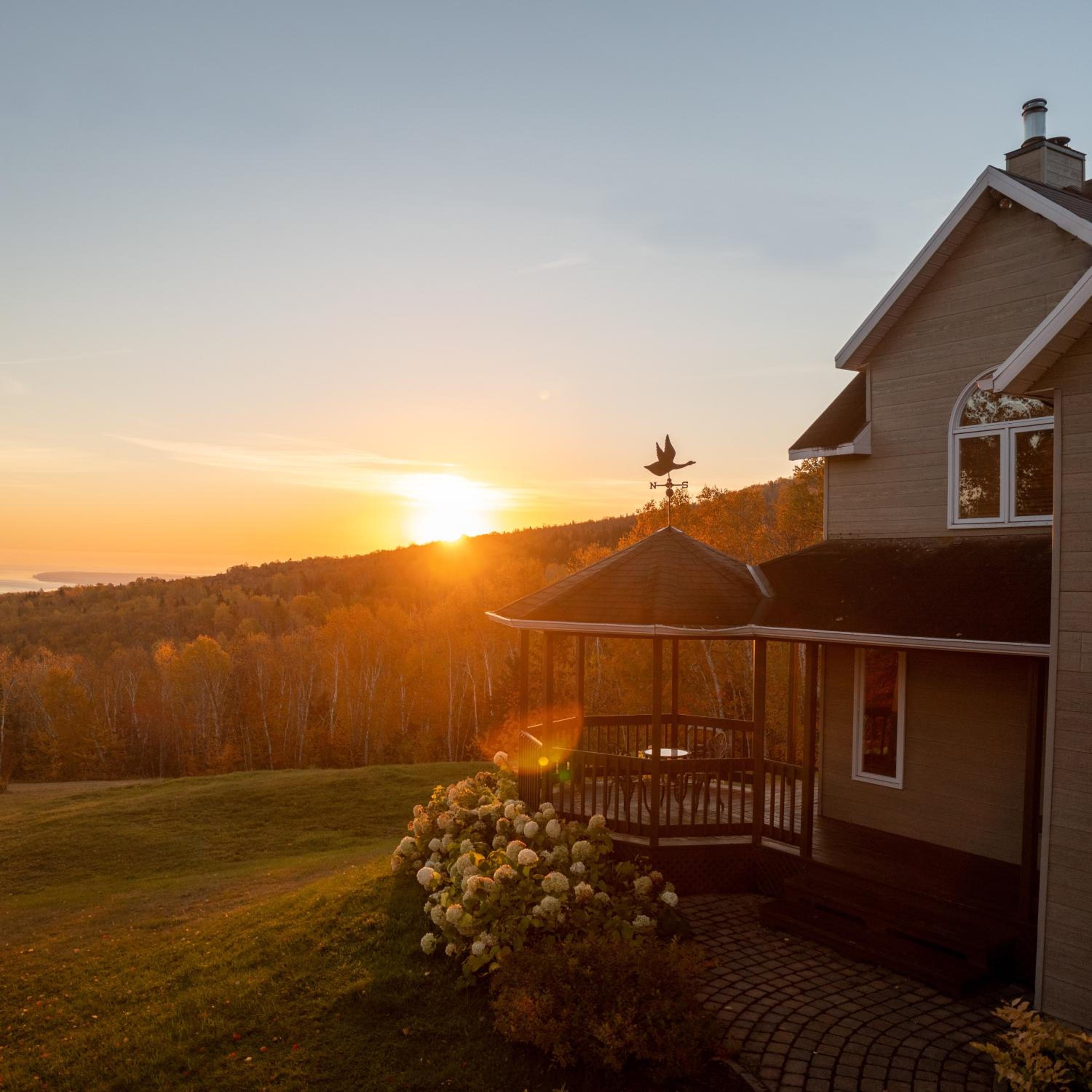 Idyllic Nature Retreat - Hot tub and Scenic Views