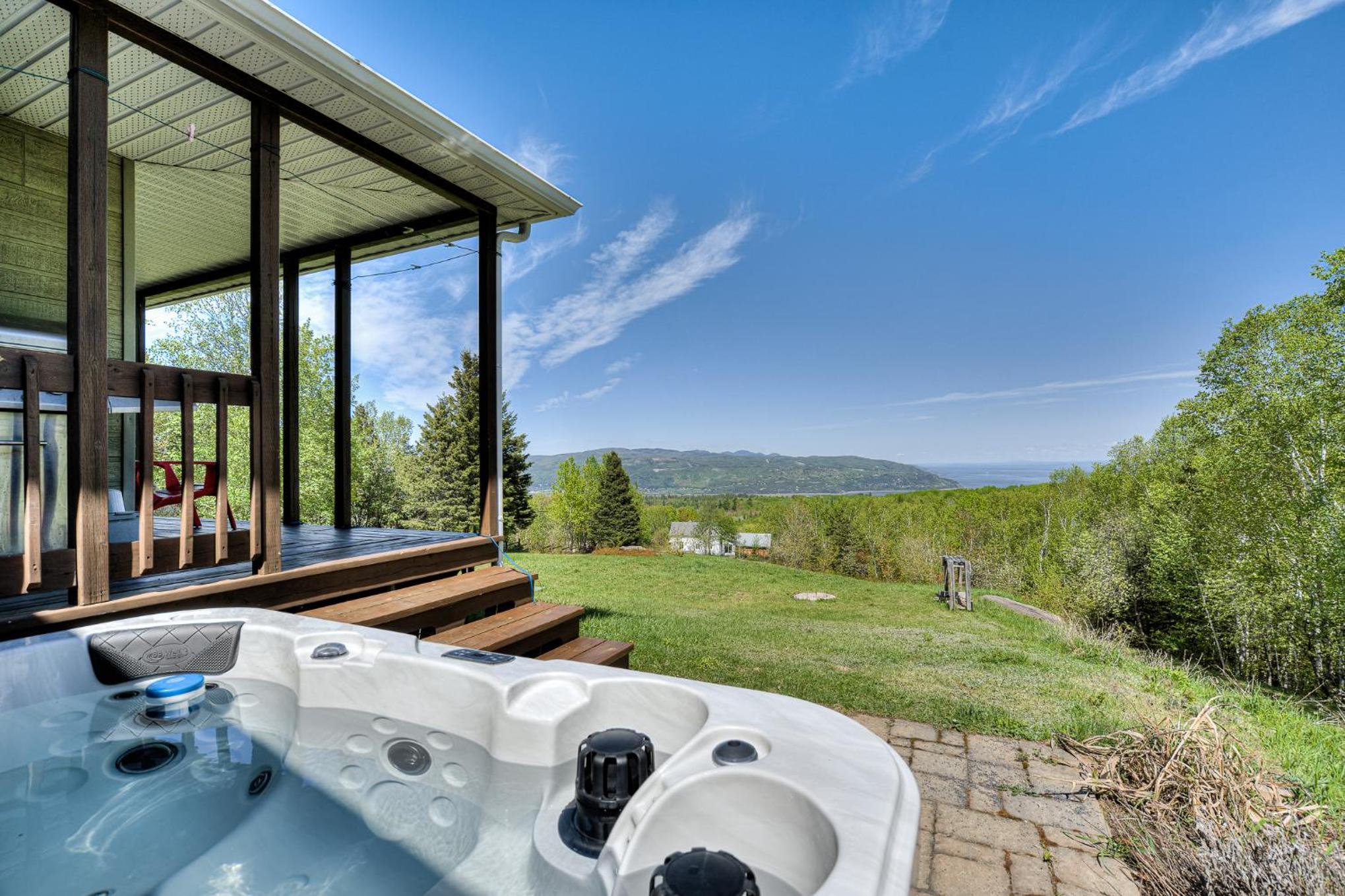 Idyllic Nature Retreat - Hot tub and Scenic Views