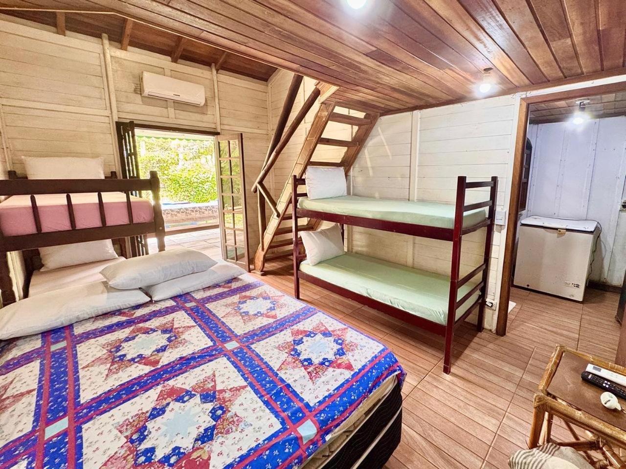Casa de 2 quartos e 1 mezanino na ilha do Mel próximo ao mar