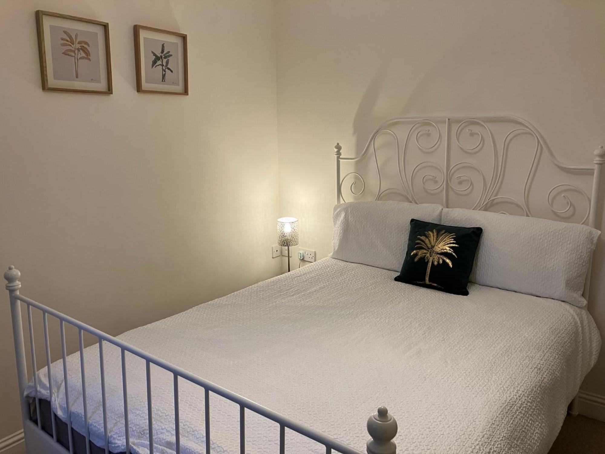 The Eaves, Glastonbury High Street 2 bed 2 bathroom apartment view 3