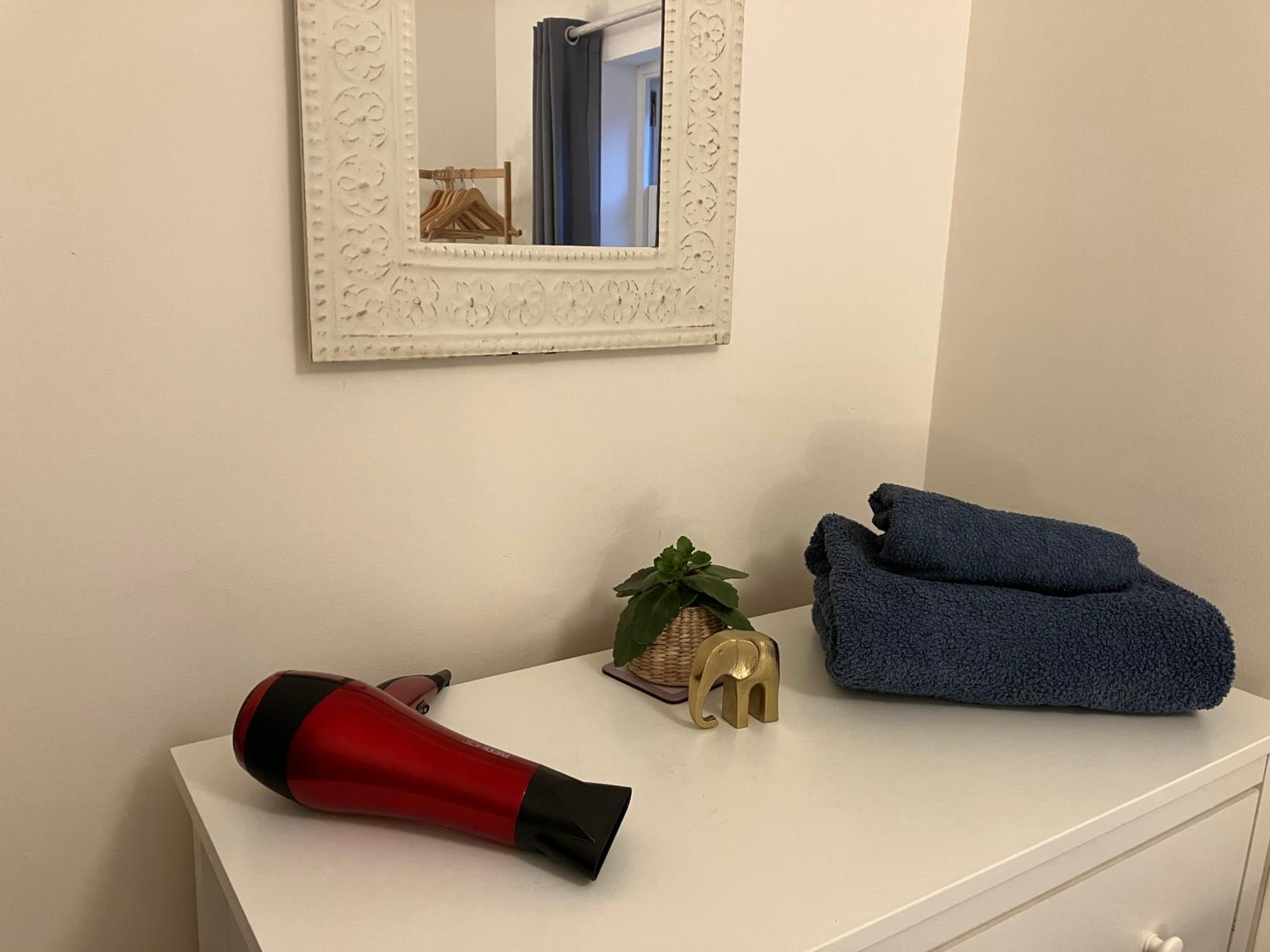 The Eaves, Glastonbury High Street 2 bed 2 bathroom apartment view 2