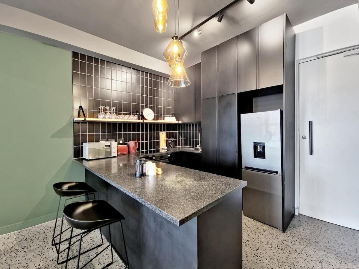 Stylish, new, pool, secure home in heart of CBD view 5