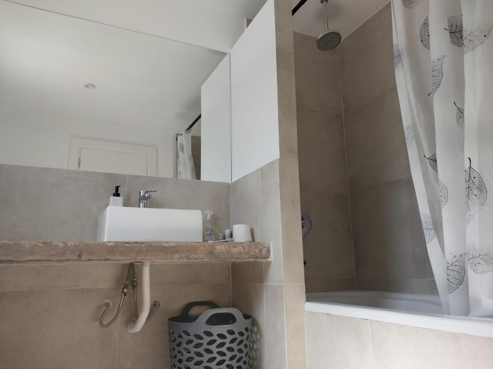 Moderna, calida y luminosa casa en acantilados para 2 Personas