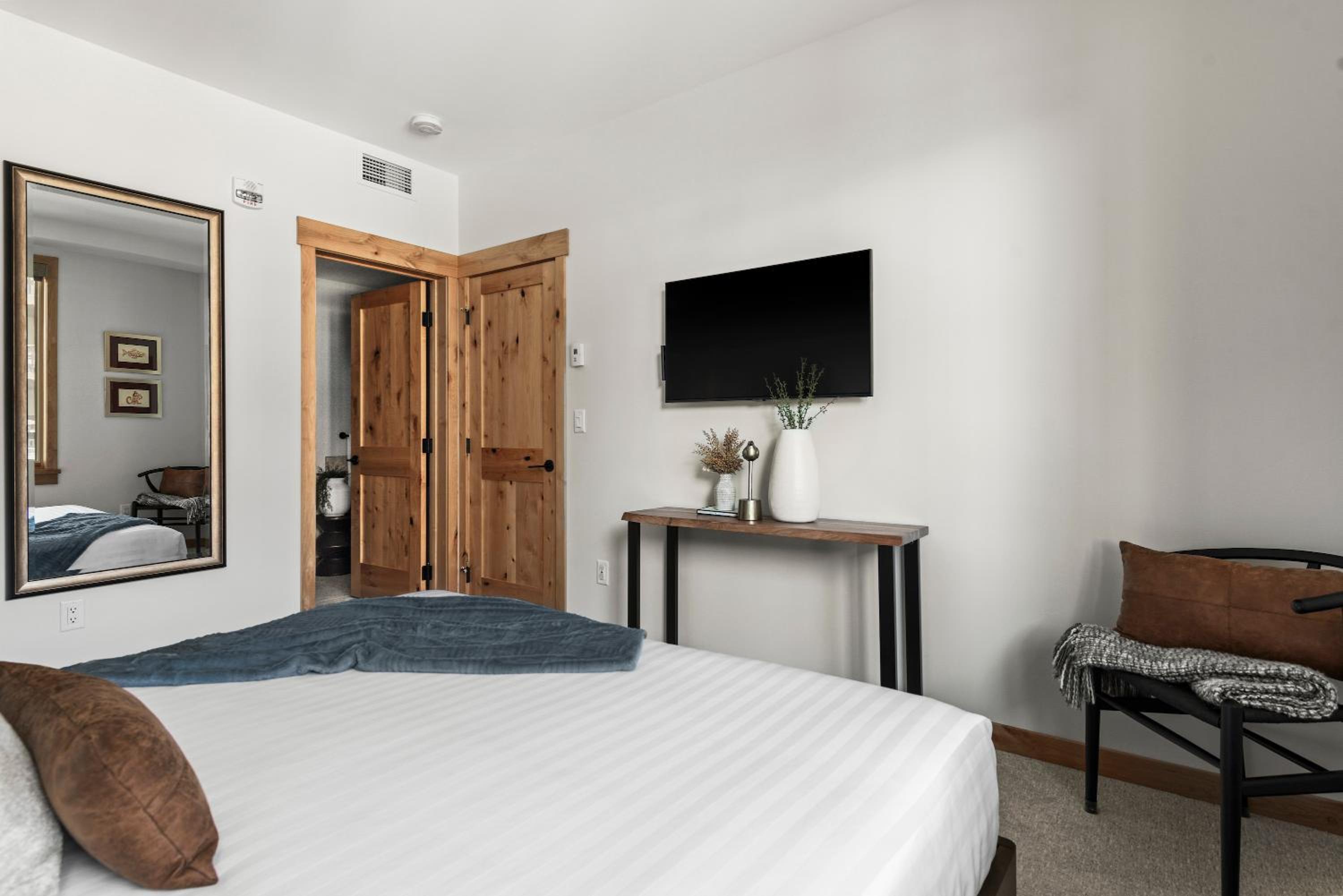 New Spacious Mountain View Condo in Canmore With Hot Tub, Park Pass, Prime Location