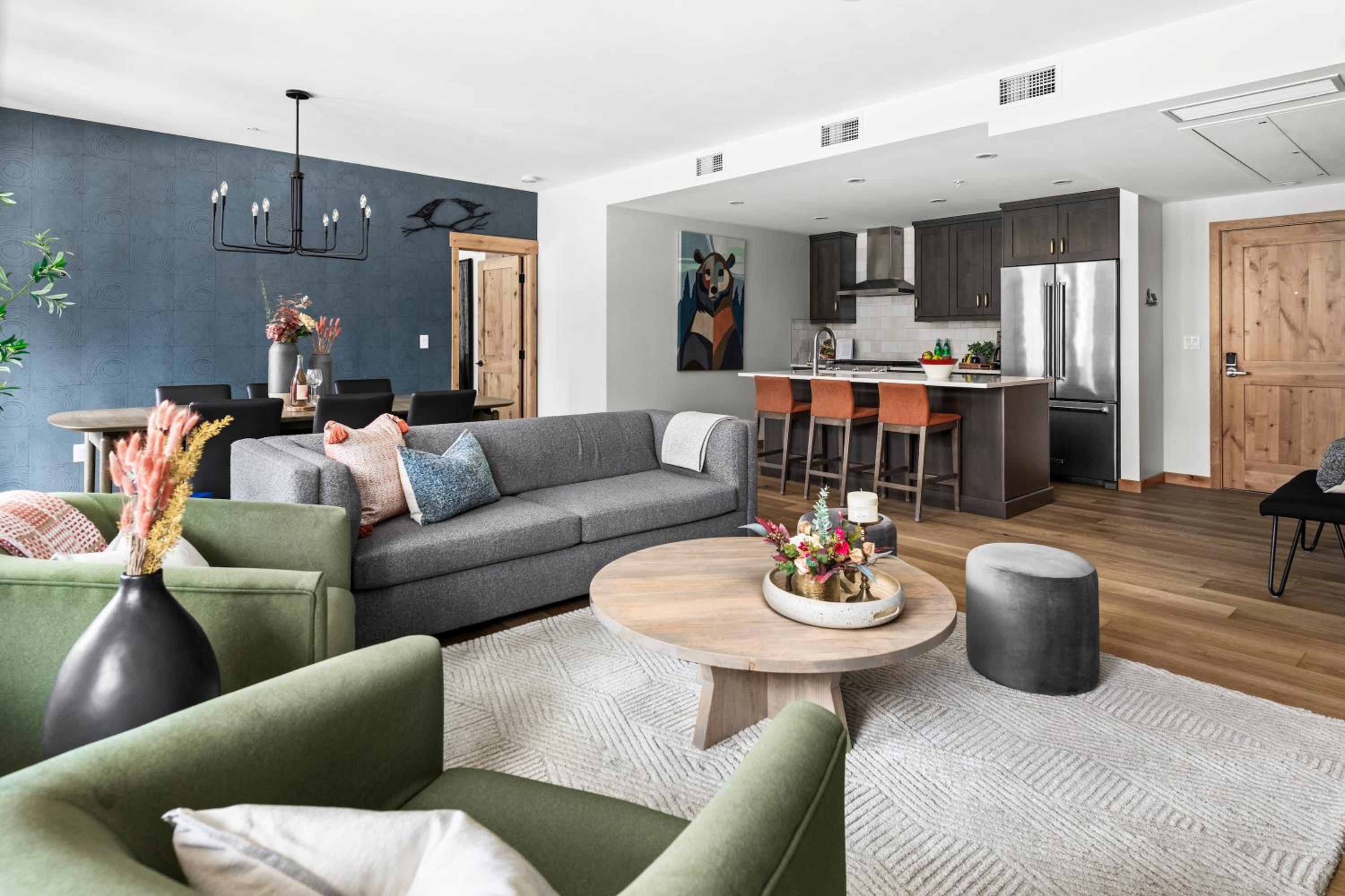 New Spacious Mountain View Condo in Canmore With Hot Tub, Park Pass, Prime Location