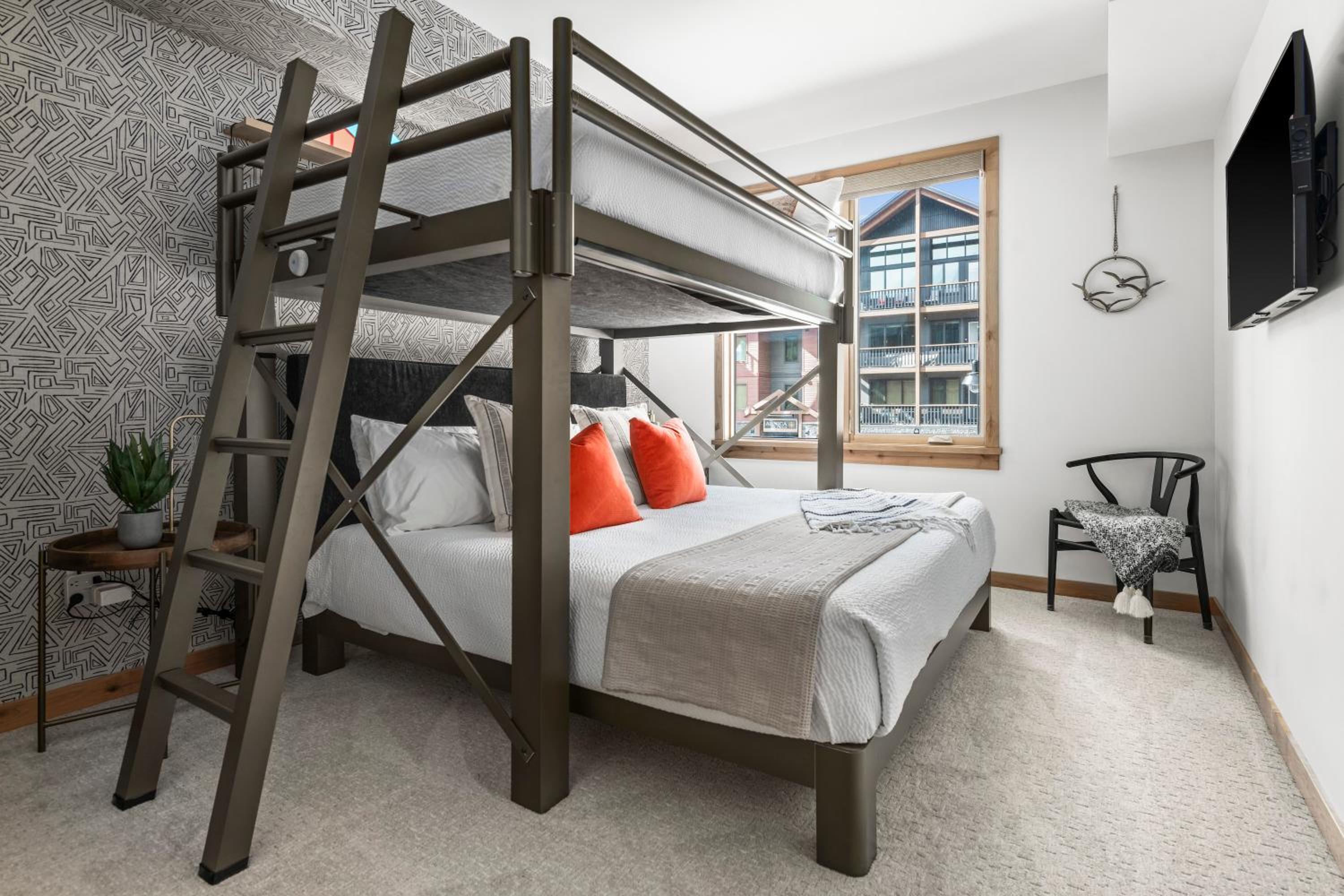 New Spacious Mountain View Condo in Canmore With Hot Tub, Park Pass, Prime Location