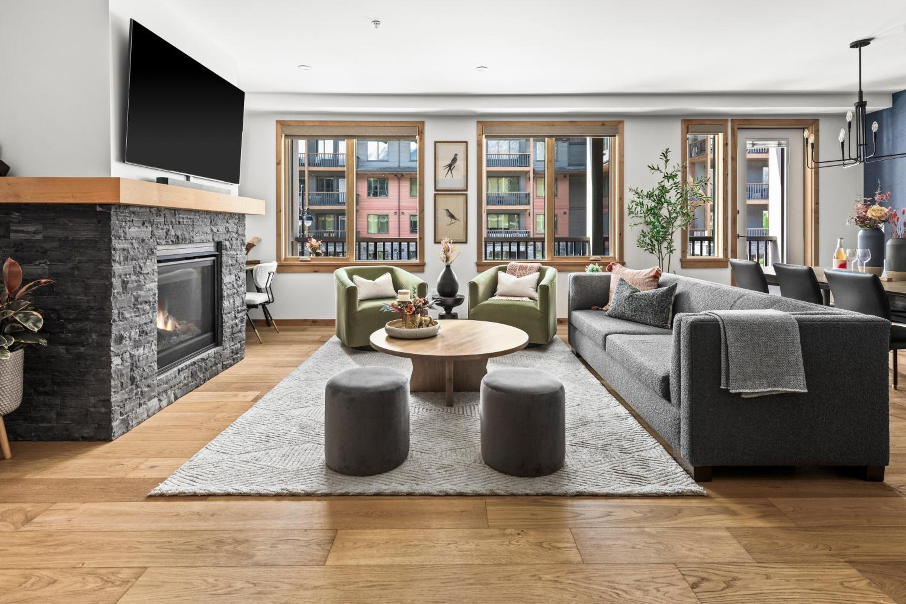 Hotel New Mountain View Luxury Condo In Premier Community - Walk To Dtn, Free Park Pass, Hot Tub, Parking - The Nest At Canmore - Elevate Your Canmore Exper