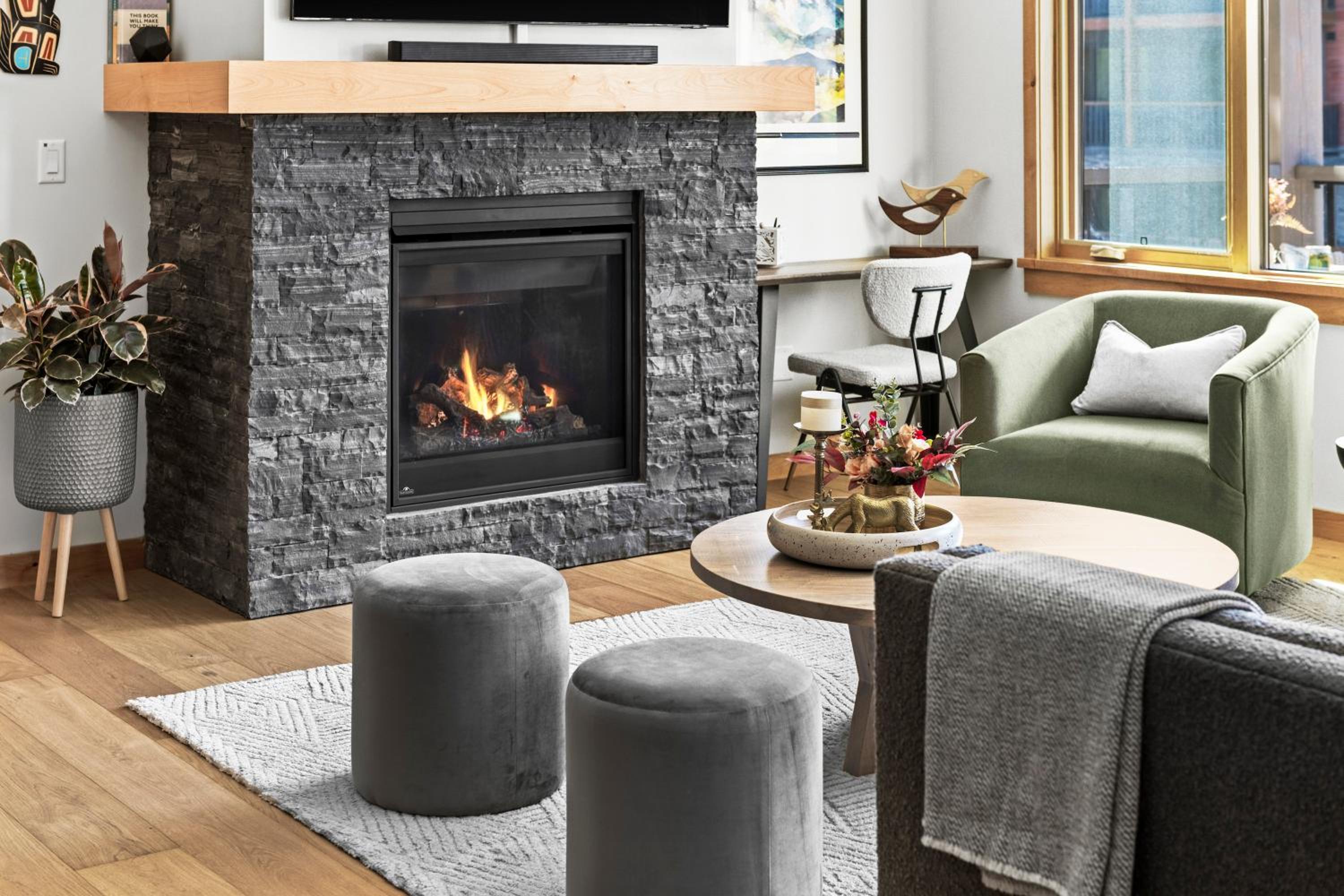 New Spacious Mountain View Condo in Canmore With Hot Tub, Park Pass, Prime Location