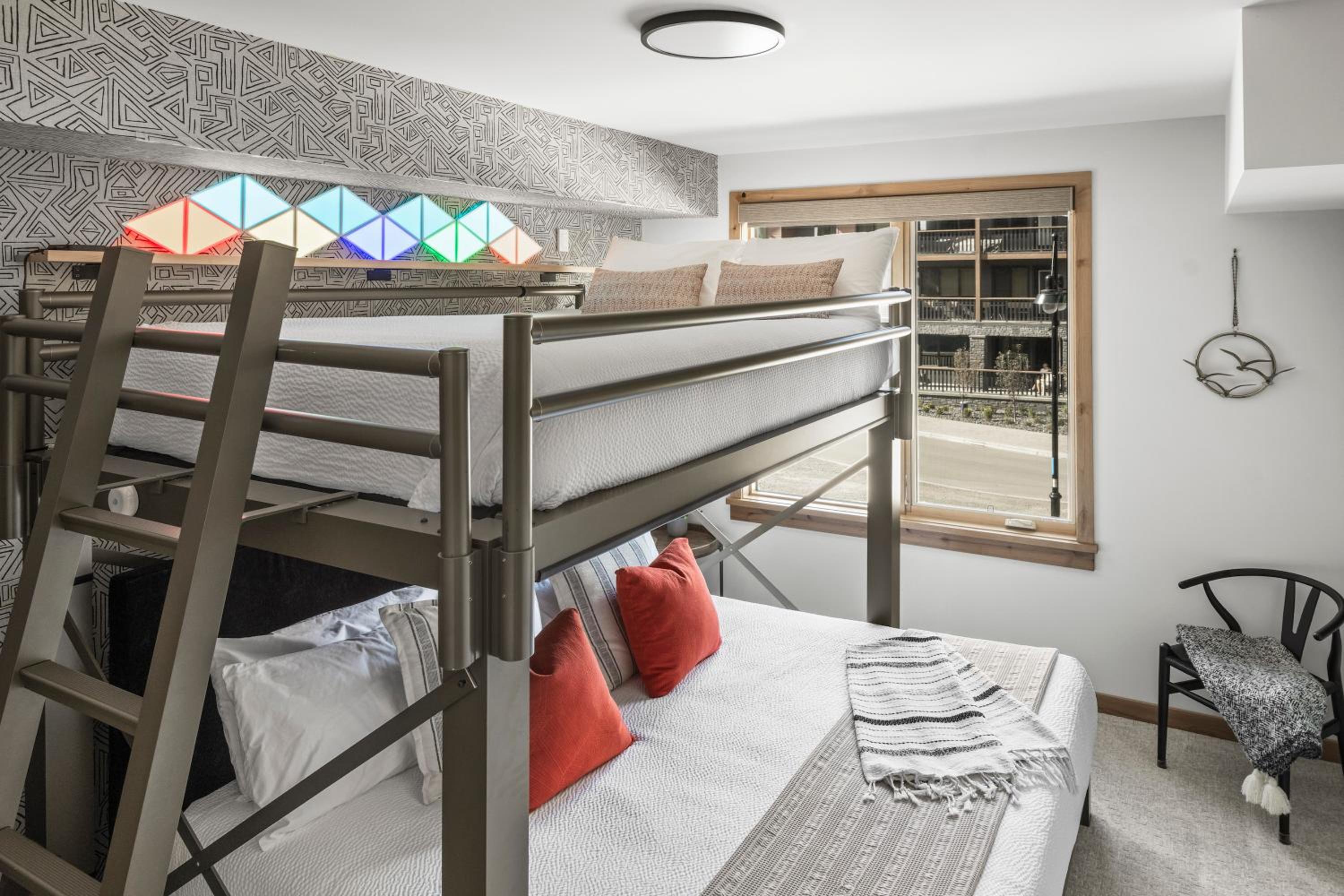 New Spacious Mountain View Condo in Canmore With Hot Tub, Park Pass, Prime Location