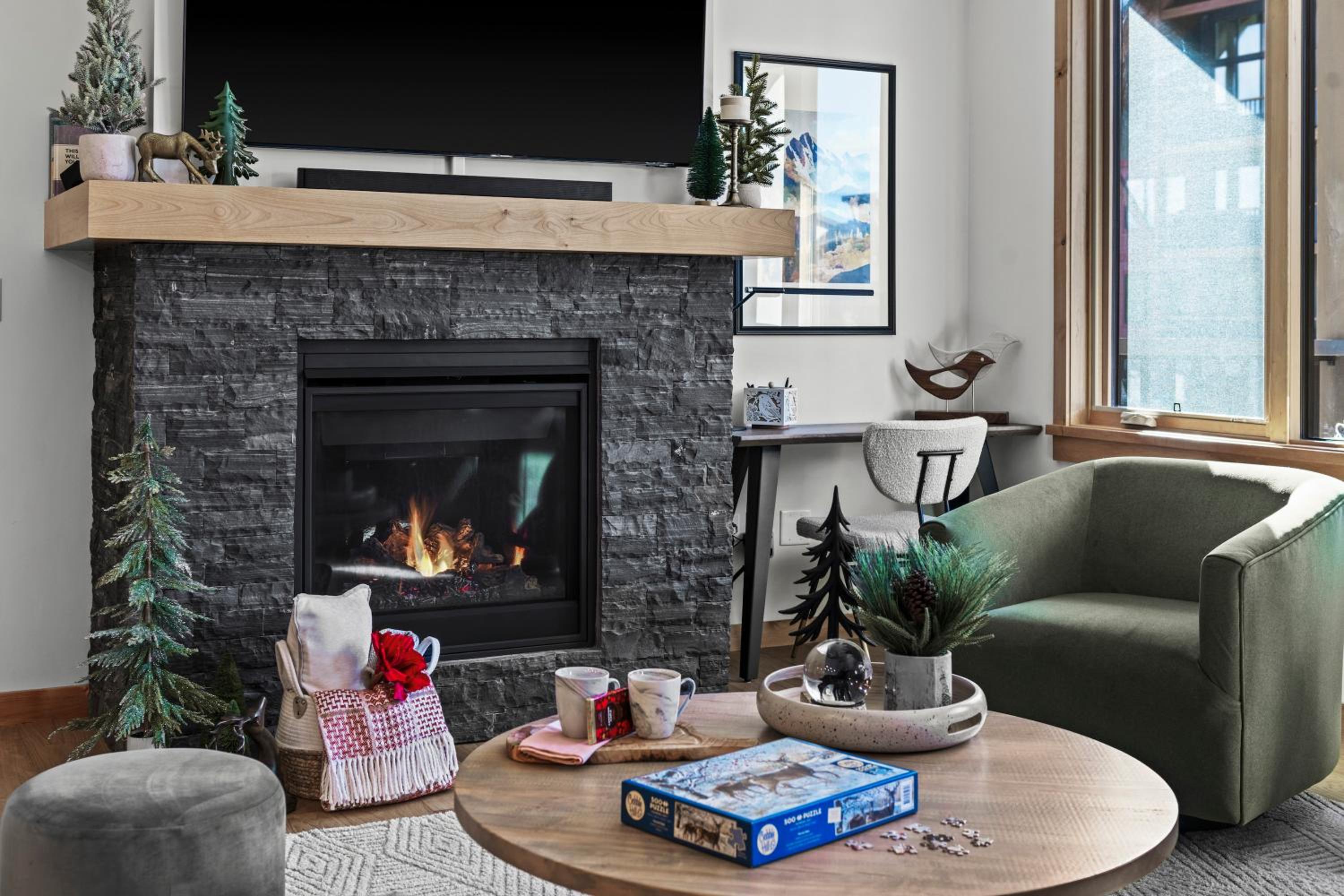 New Spacious Mountain View Condo in Canmore With Hot Tub, Park Pass, Prime Location