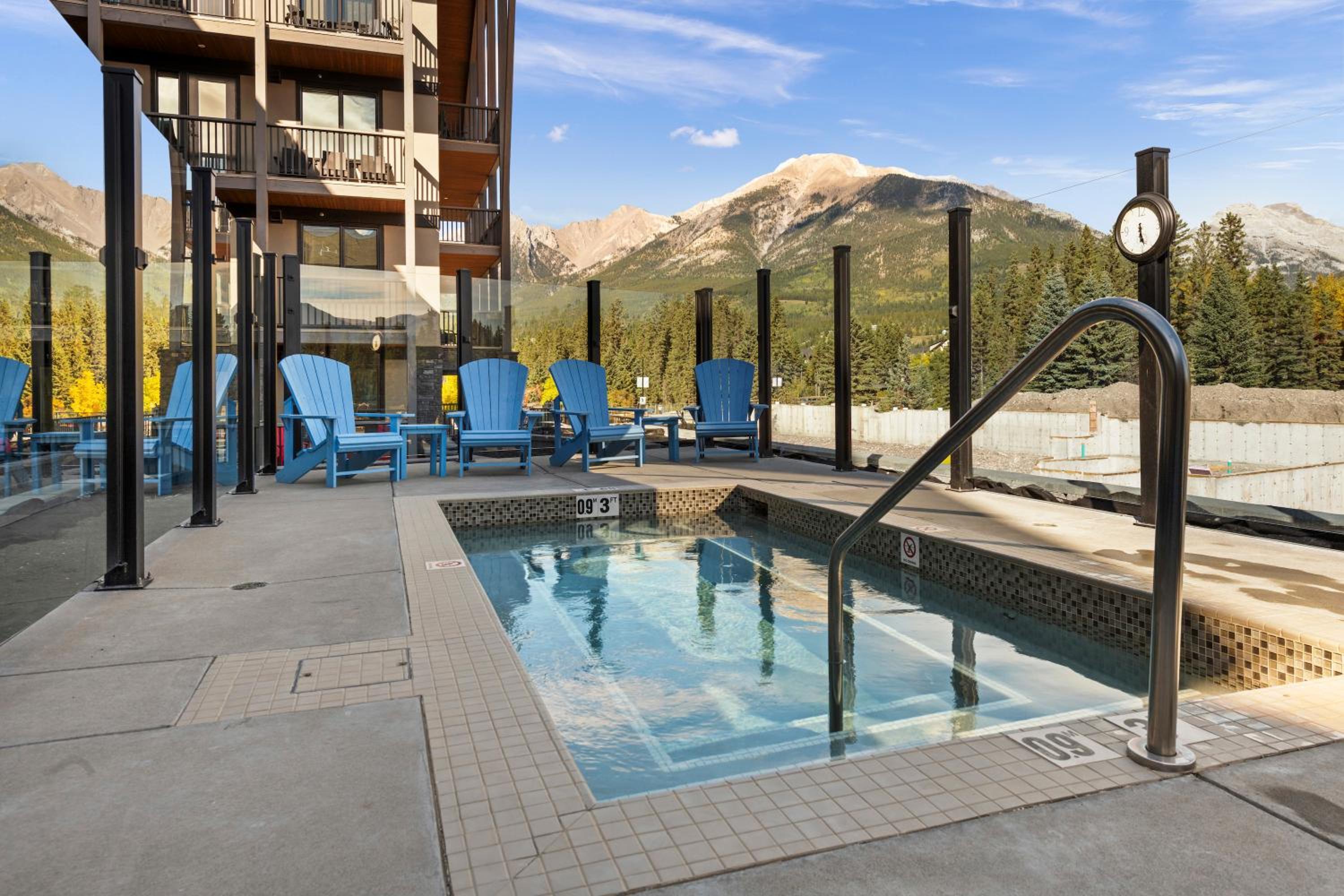 New Spacious Mountain View Condo in Canmore With Hot Tub, Park Pass, Prime Location