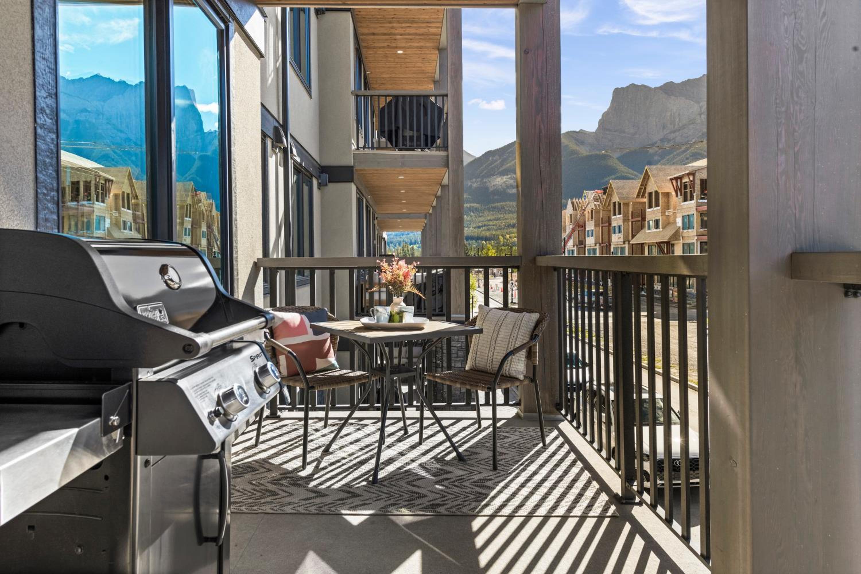 New Spacious Mountain View Condo in Canmore With Hot Tub, Park Pass, Prime Location