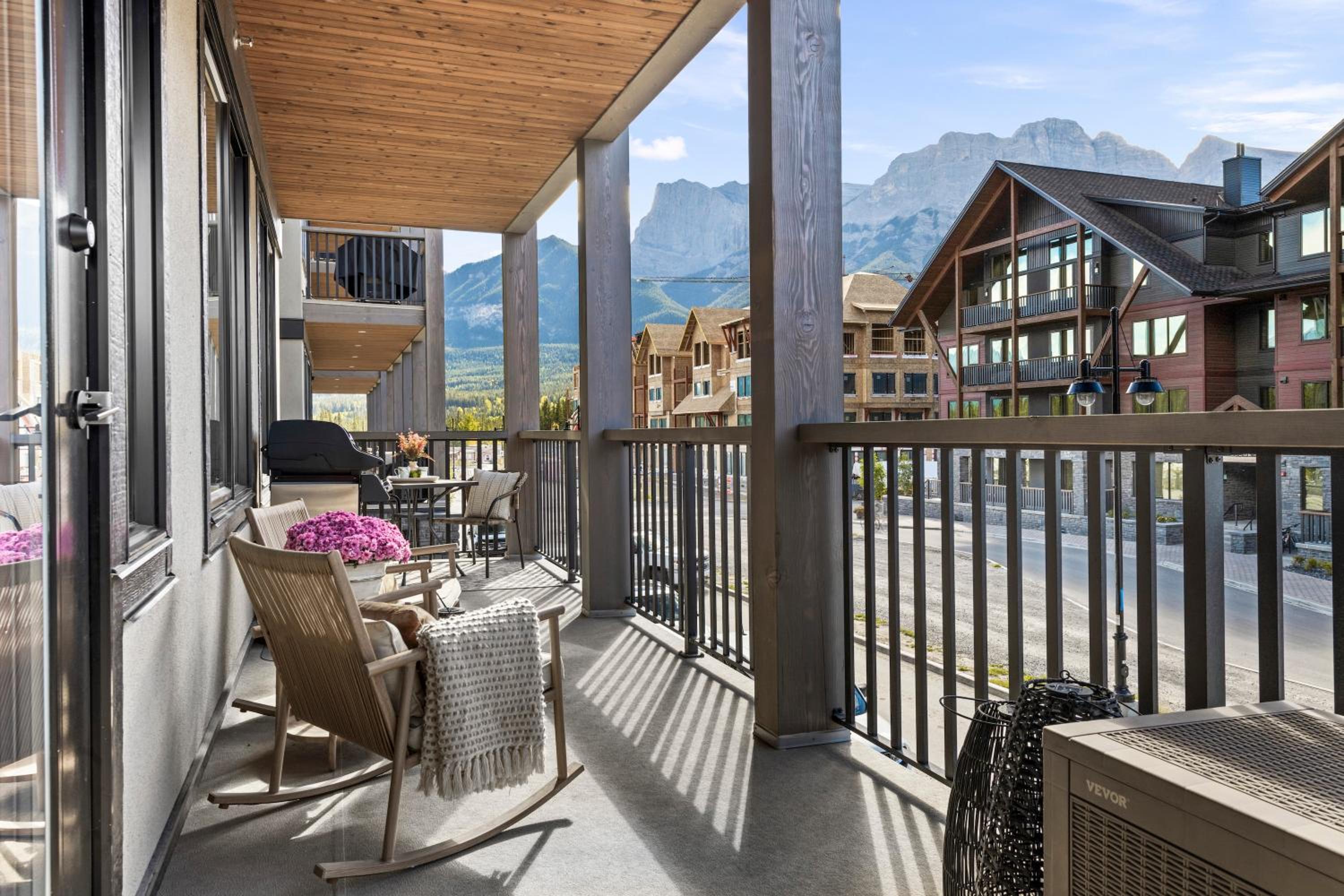 New Spacious Mountain View Condo in Canmore With Hot Tub, Park Pass, Prime Location
