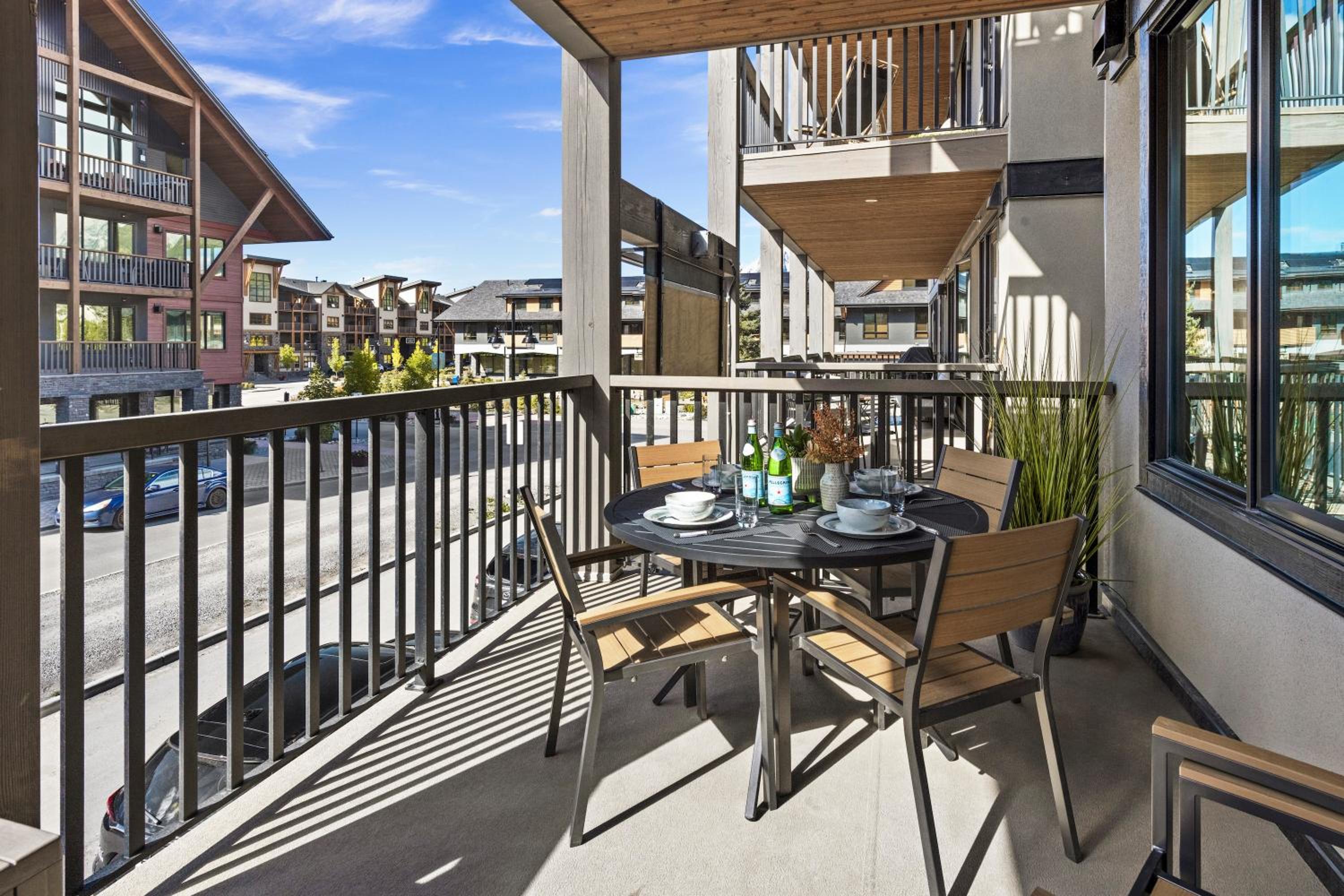 New Spacious Mountain View Condo in Canmore With Hot Tub, Park Pass, Prime Location