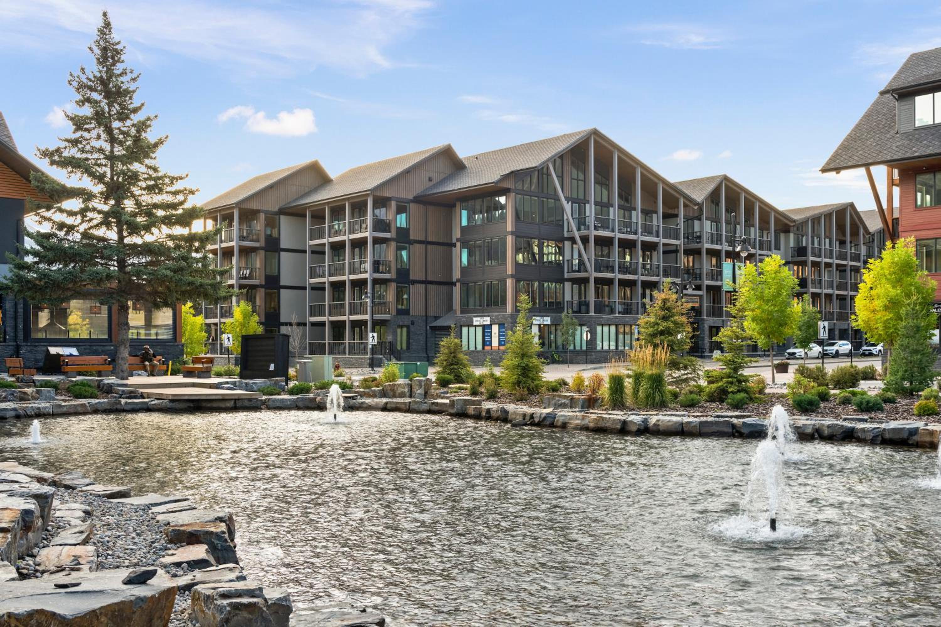 New Spacious Mountain View Condo in Canmore With Hot Tub, Park Pass, Prime Location