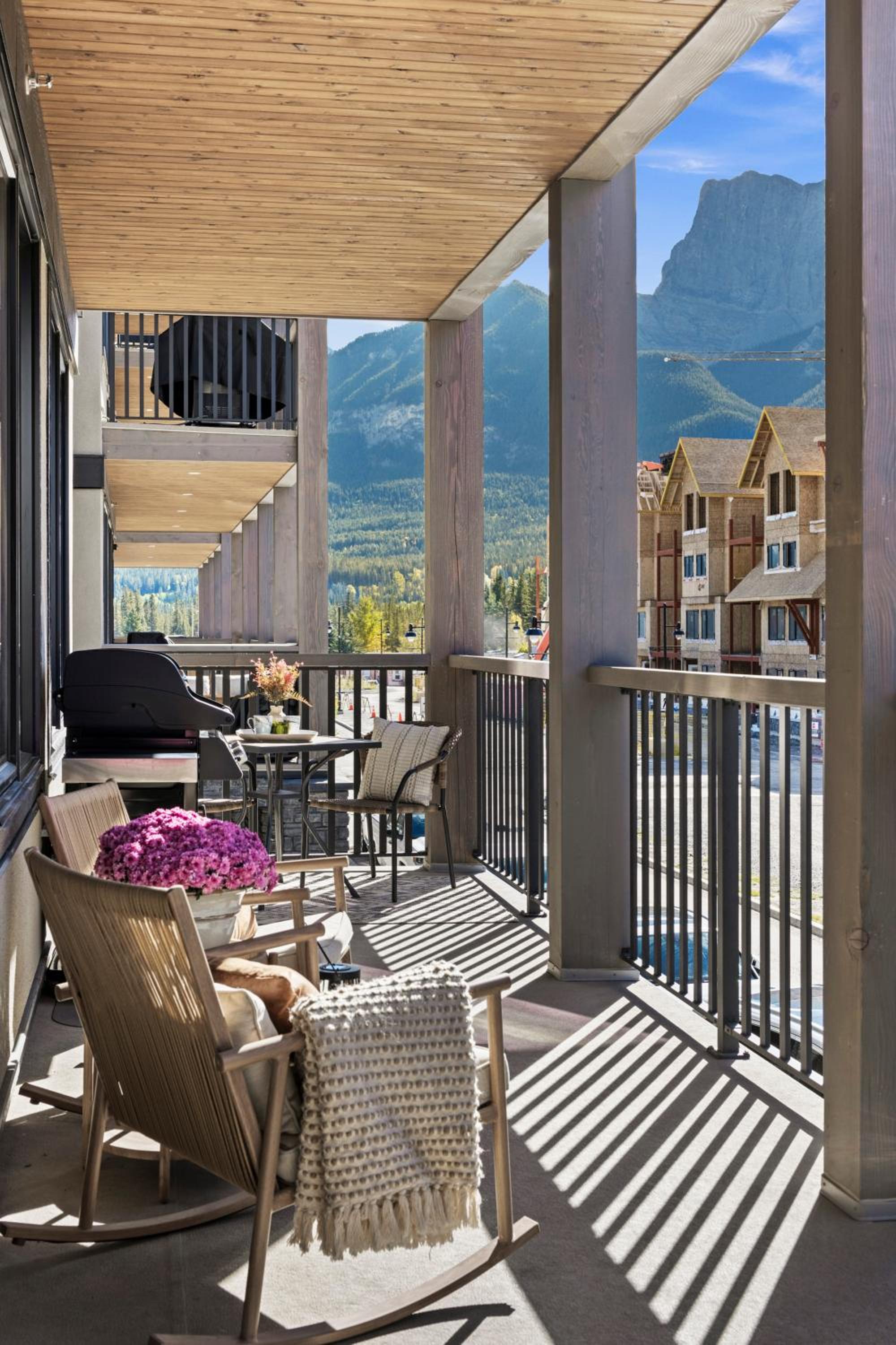 New Spacious Mountain View Condo in Canmore With Hot Tub, Park Pass, Prime Location