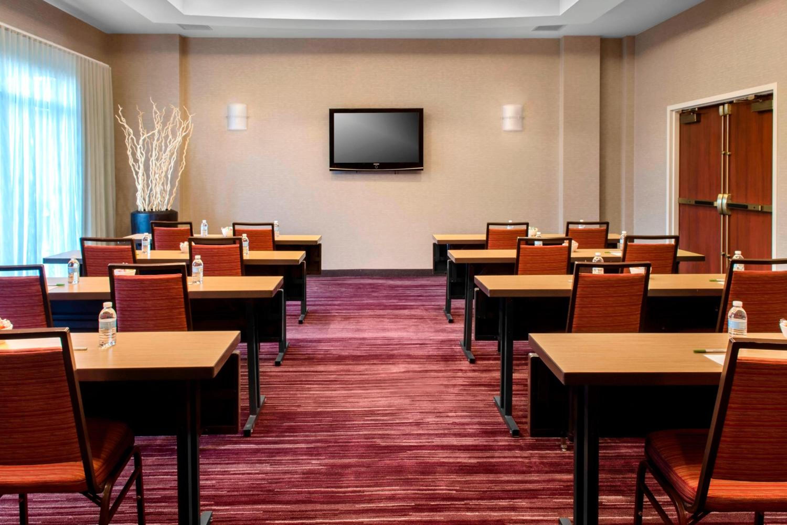 Elizabeth Vacations - Courtyard by Marriott Newark Elizabeth - Property Image 2