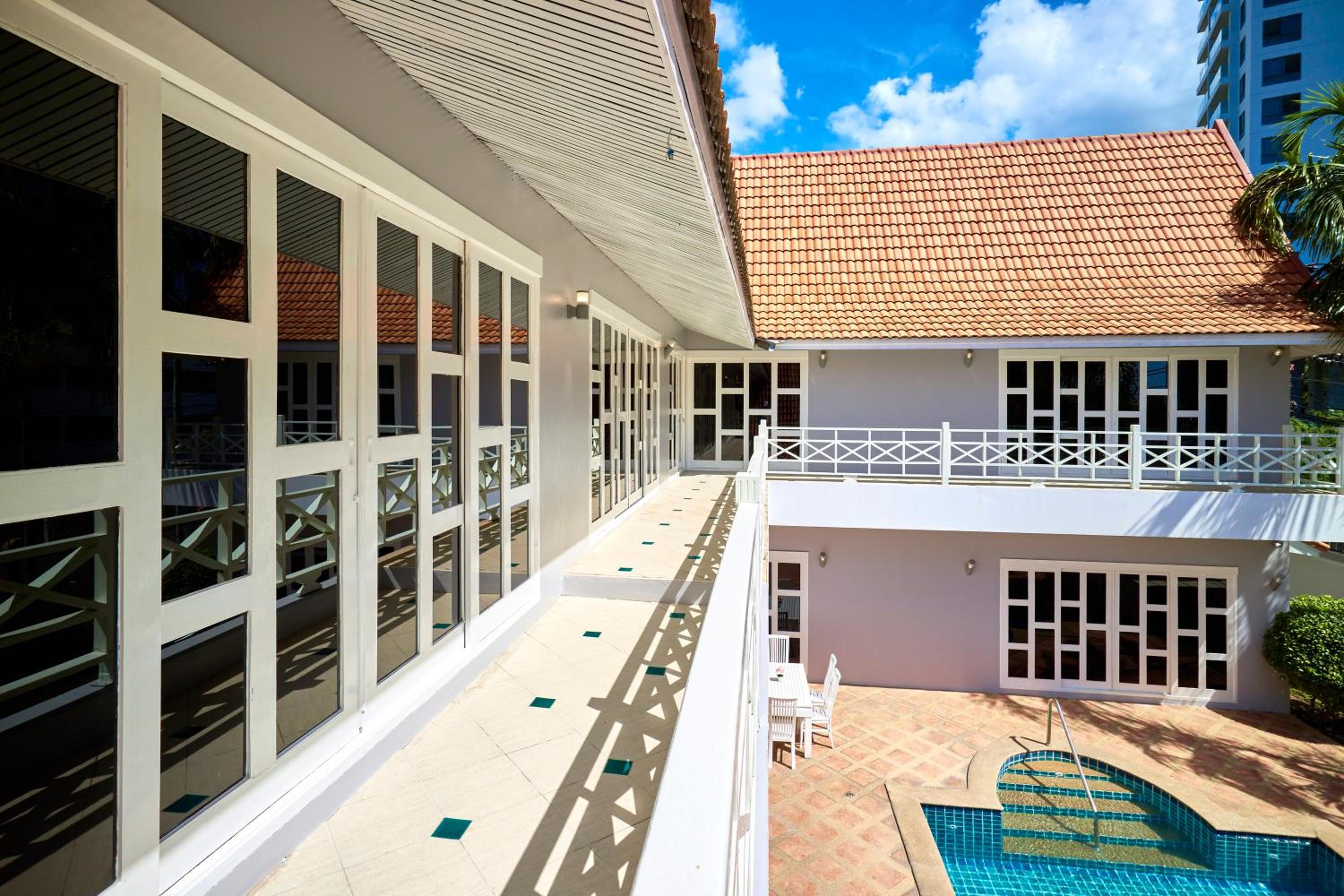 Hotel Pool Villa 5bedroom Cosy Beach Pattaya Big area close to the beach - Image 1