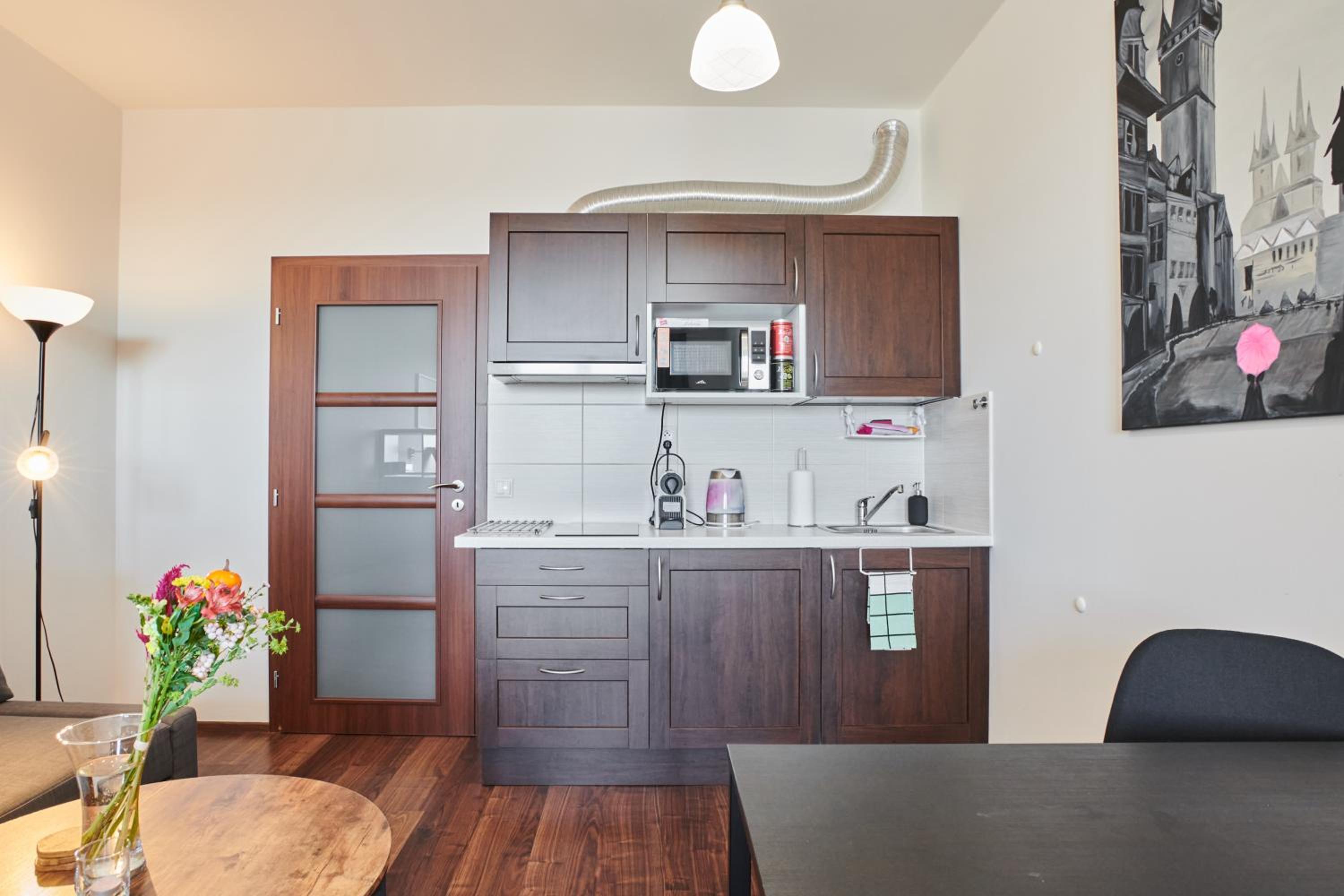 High-Sky O2 arena Apartment with garage parking and AC