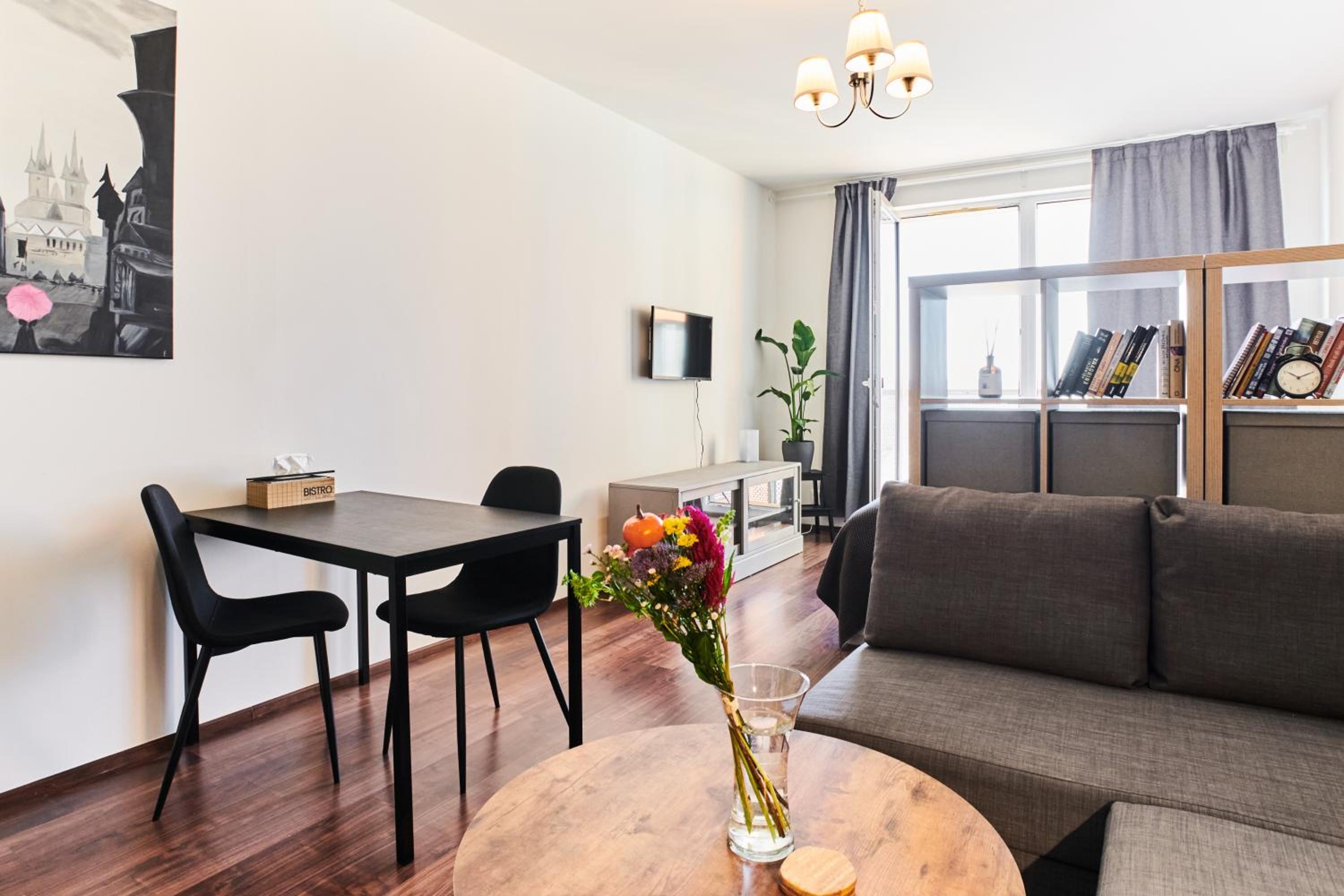High-Sky O2 arena Apartment with garage parking and AC