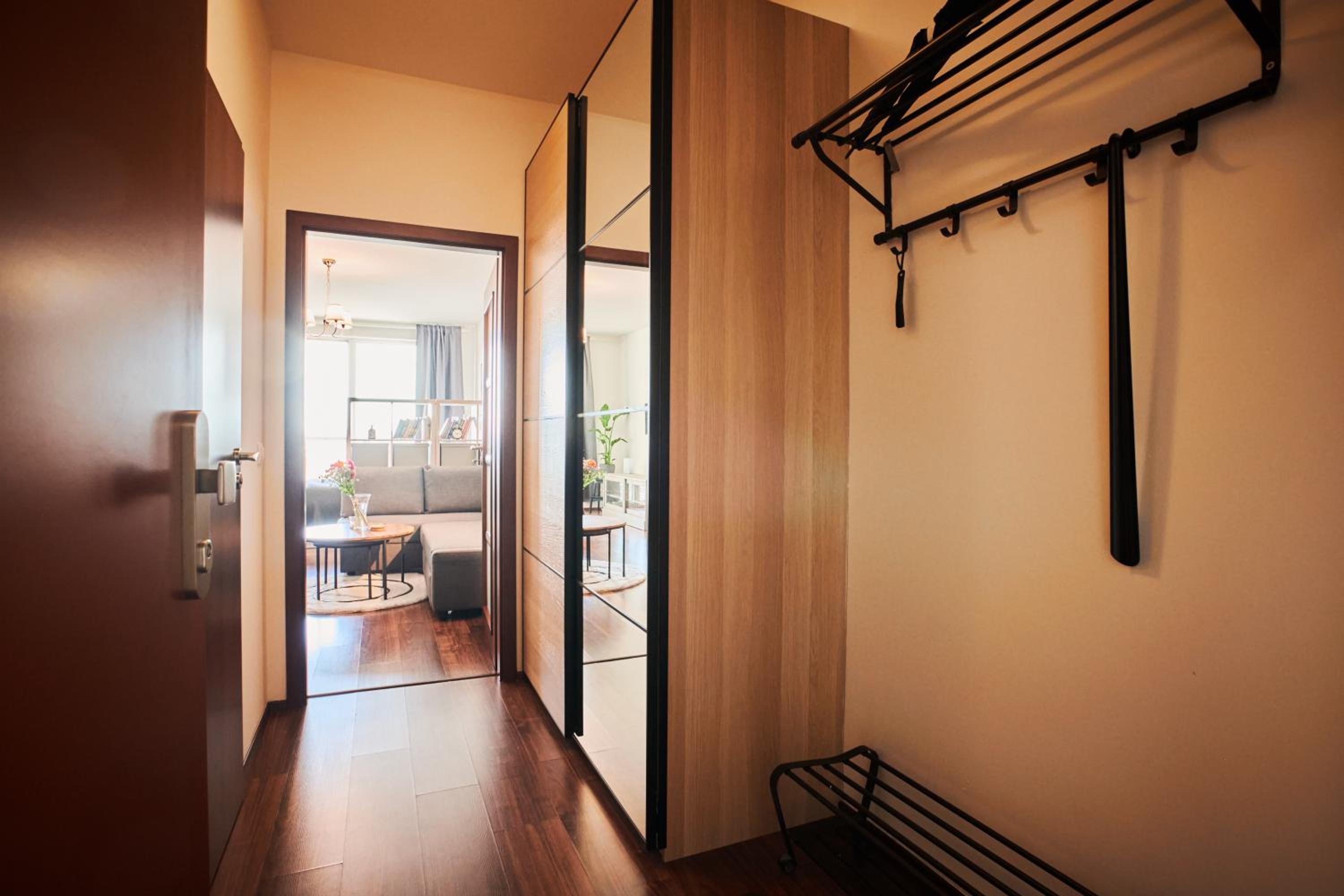 High-Sky O2 arena Apartment with garage parking and AC