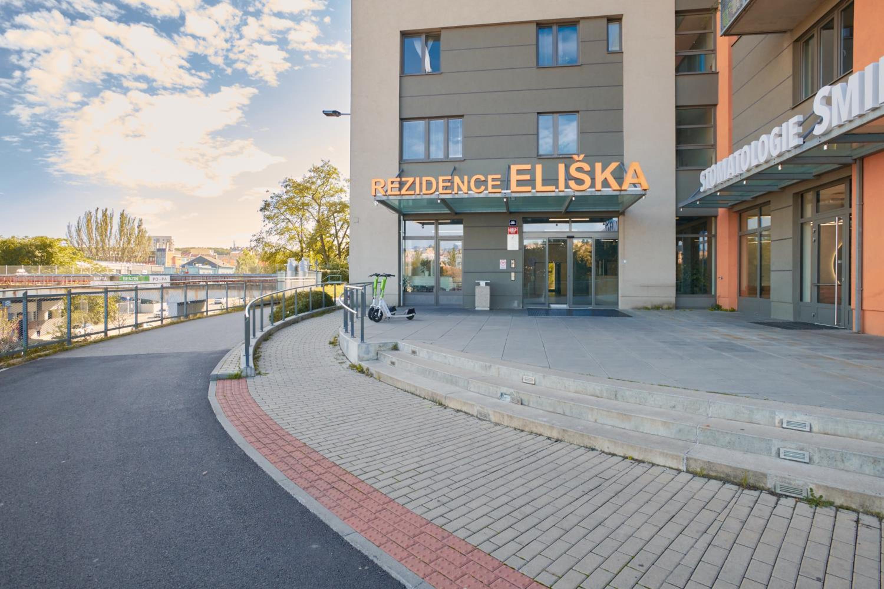High-Sky O2 arena Apartment with garage parking and AC
