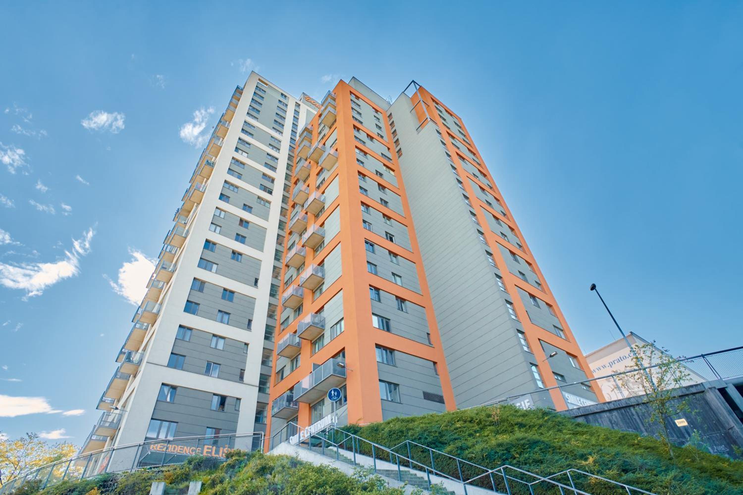 High-Sky O2 arena Apartment with garage parking and AC