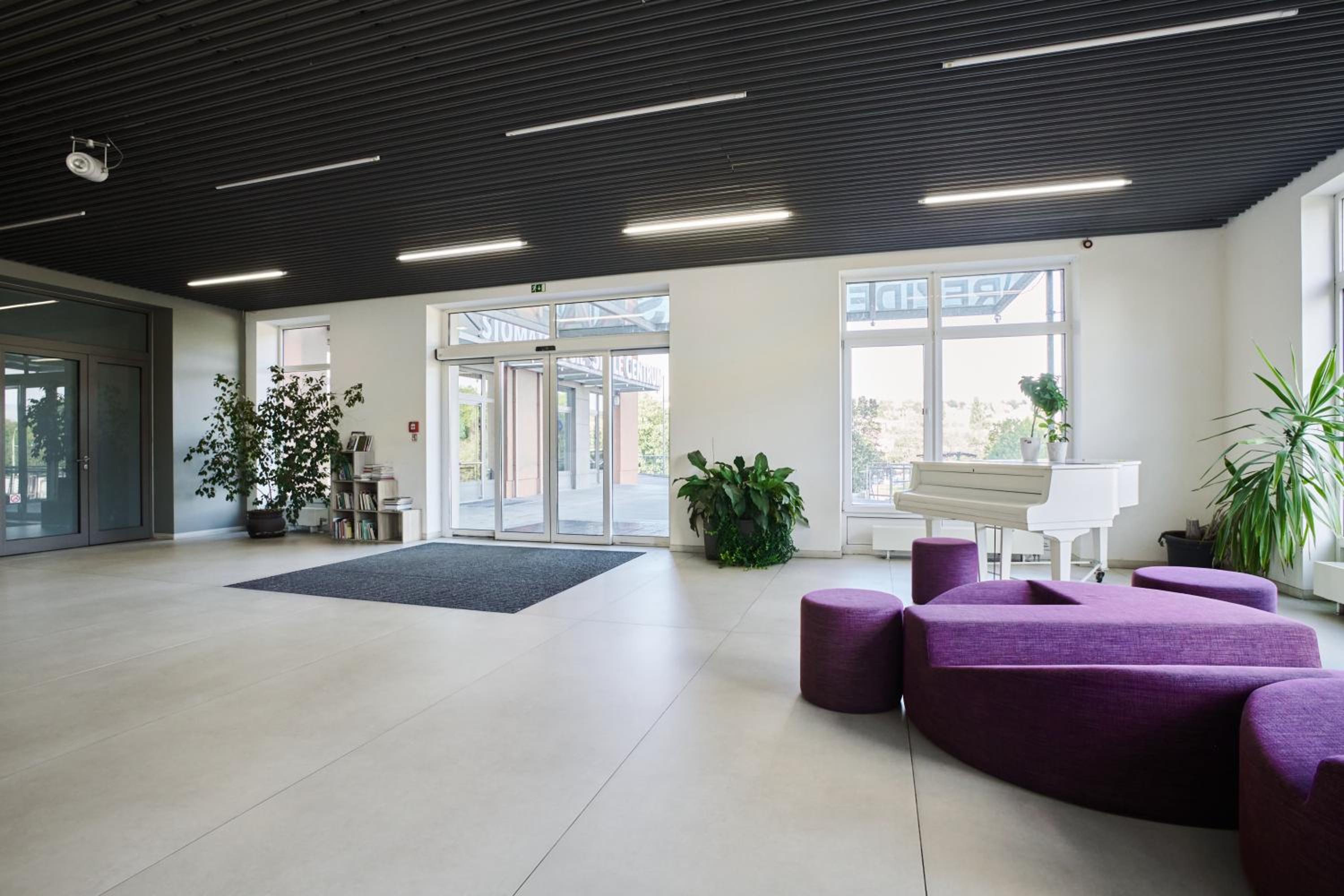 High-Sky O2 arena Apartment with garage parking and AC