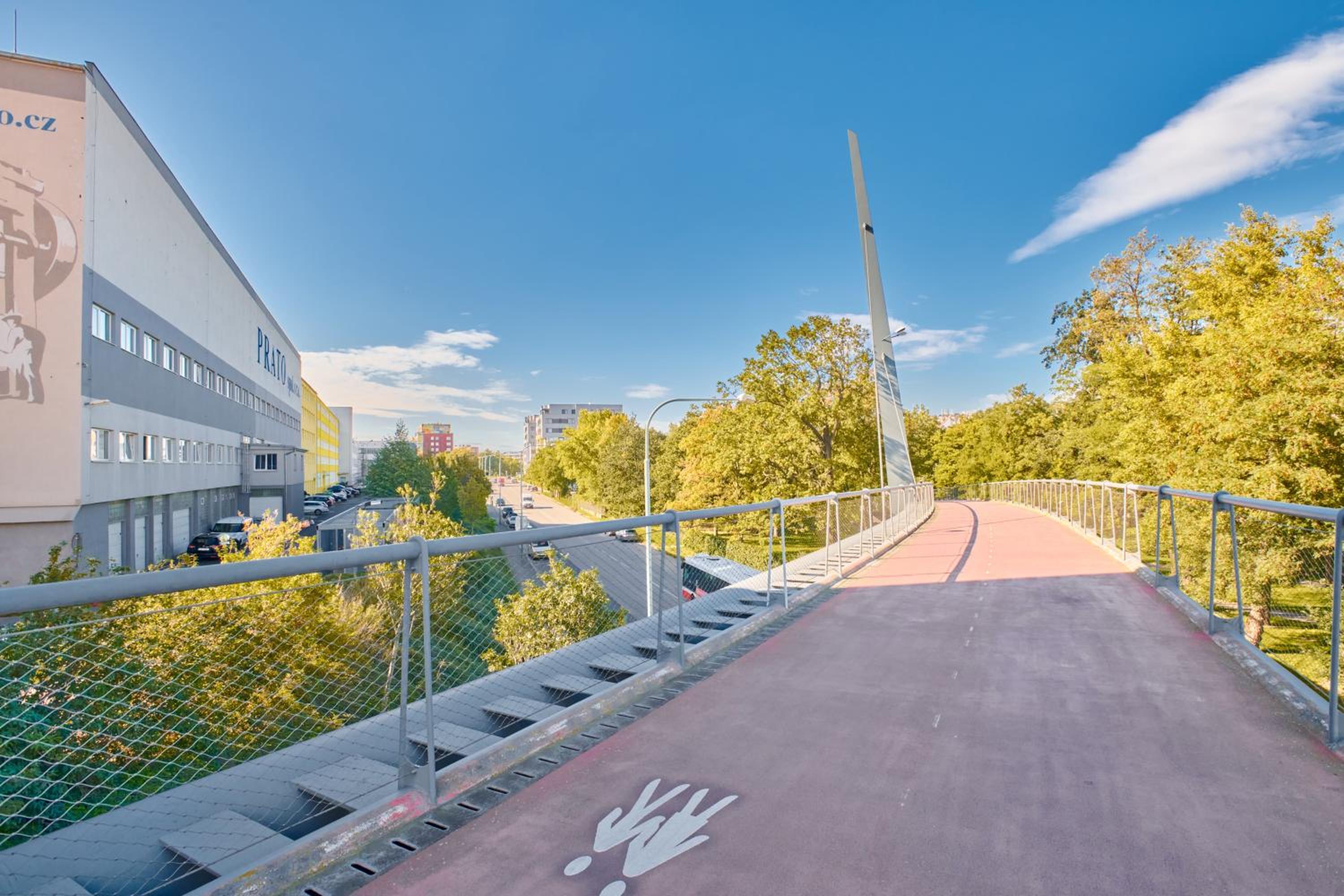 High-Sky O2 arena Apartment with garage parking and AC