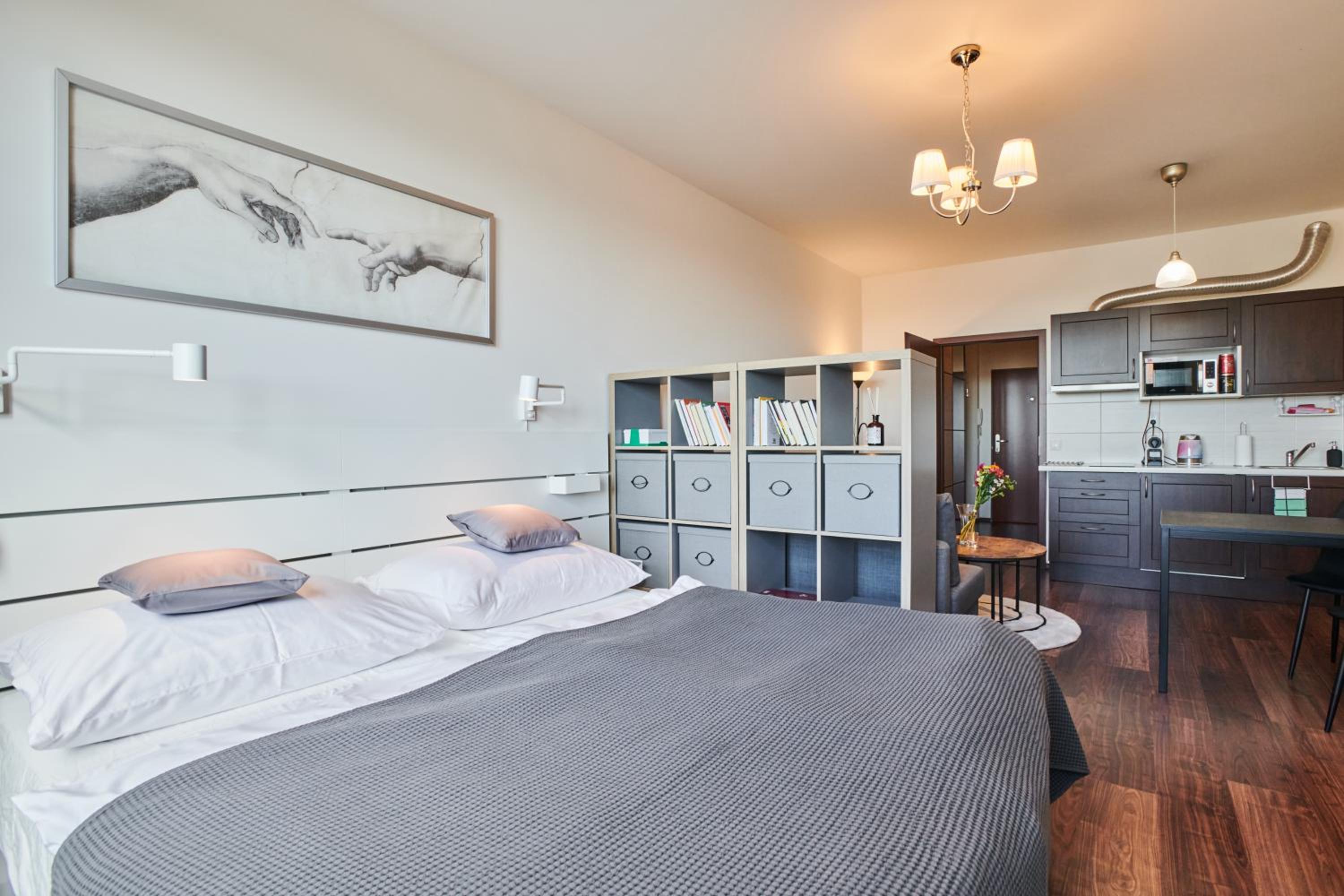 High-Sky O2 arena Apartment with garage parking and AC