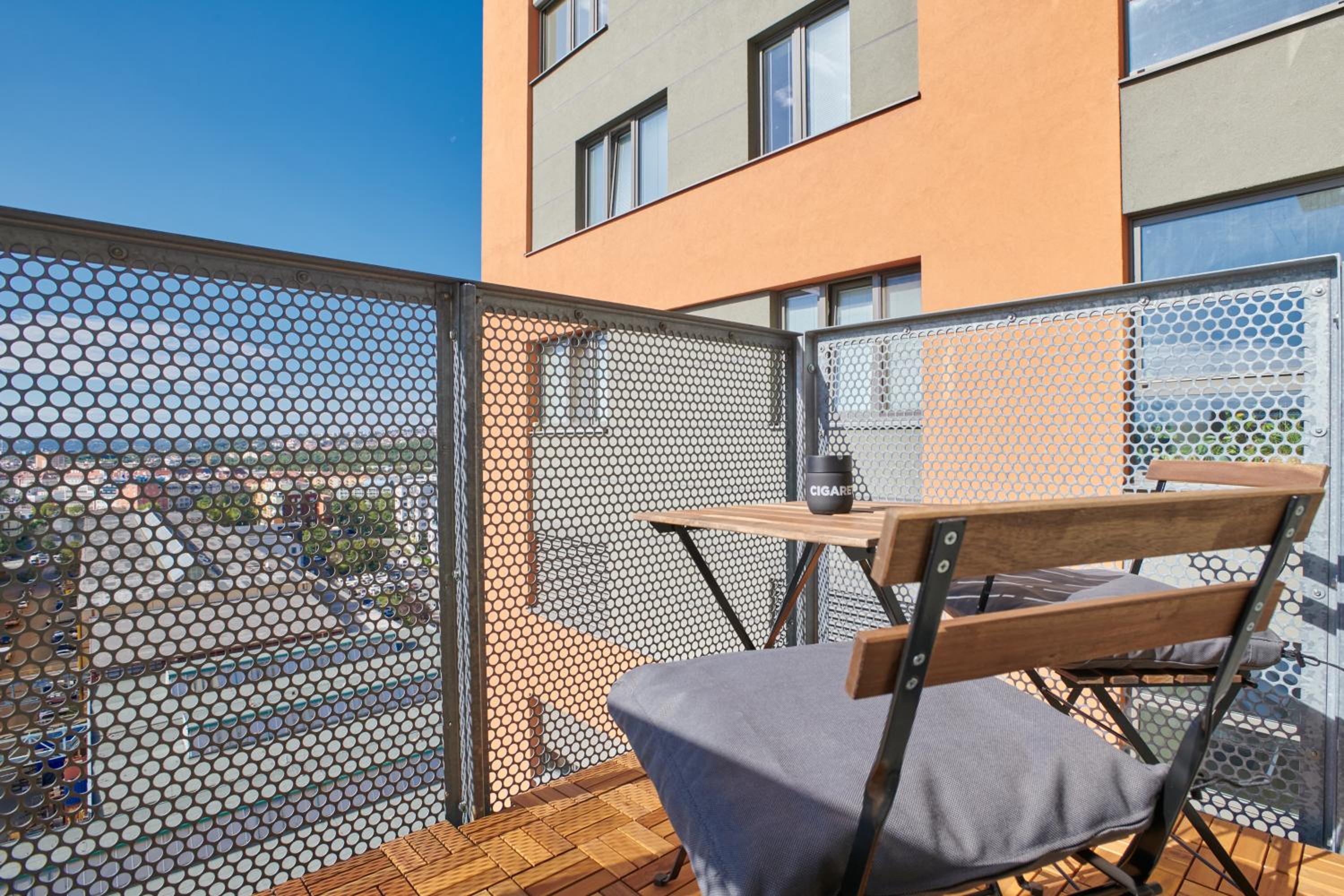 High-Sky O2 arena Apartment with garage parking and AC