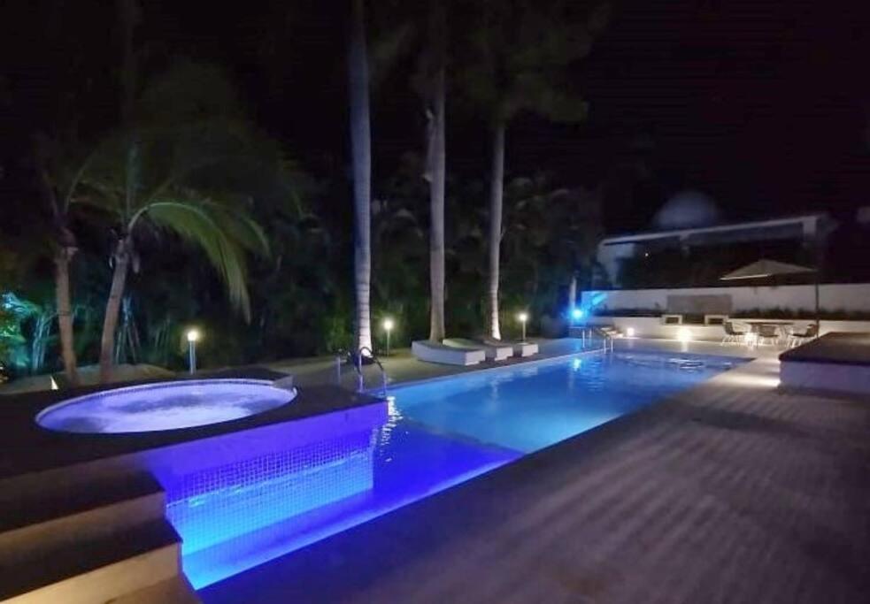 Casa con piscina en condominio Campestre el Peñon