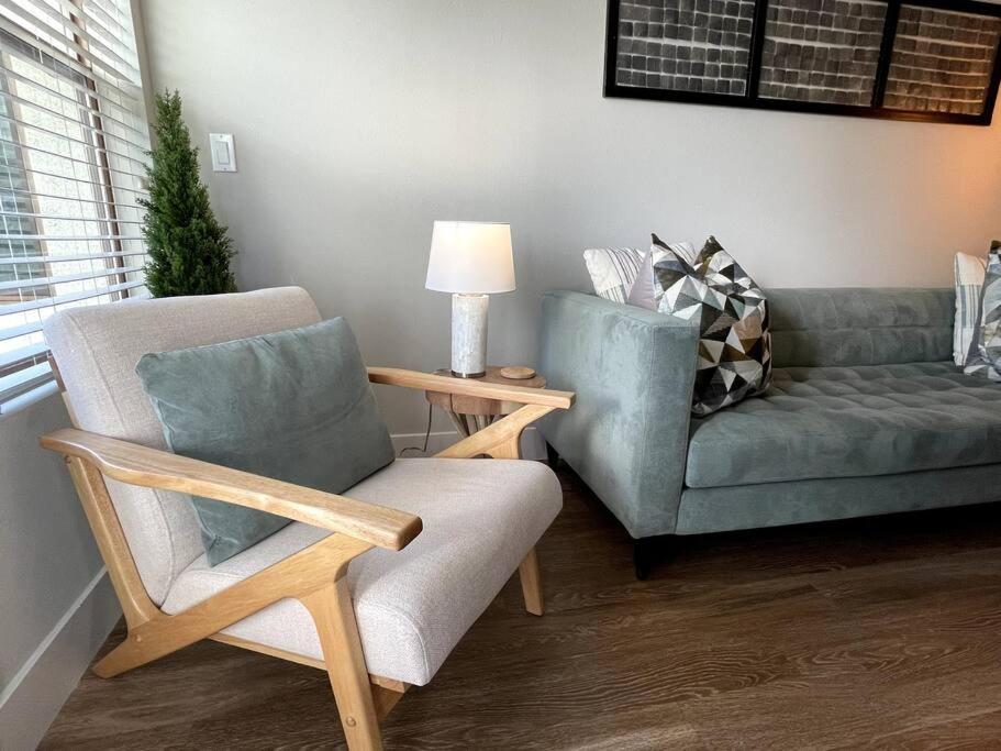 Cozy 2 Bedroom 2 Bathroom Condo with Pool, Gym, Spa