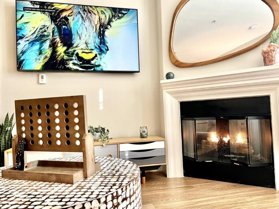 Cozy 2 Bedroom 2 Bathroom Condo with Pool, Gym, Spa
